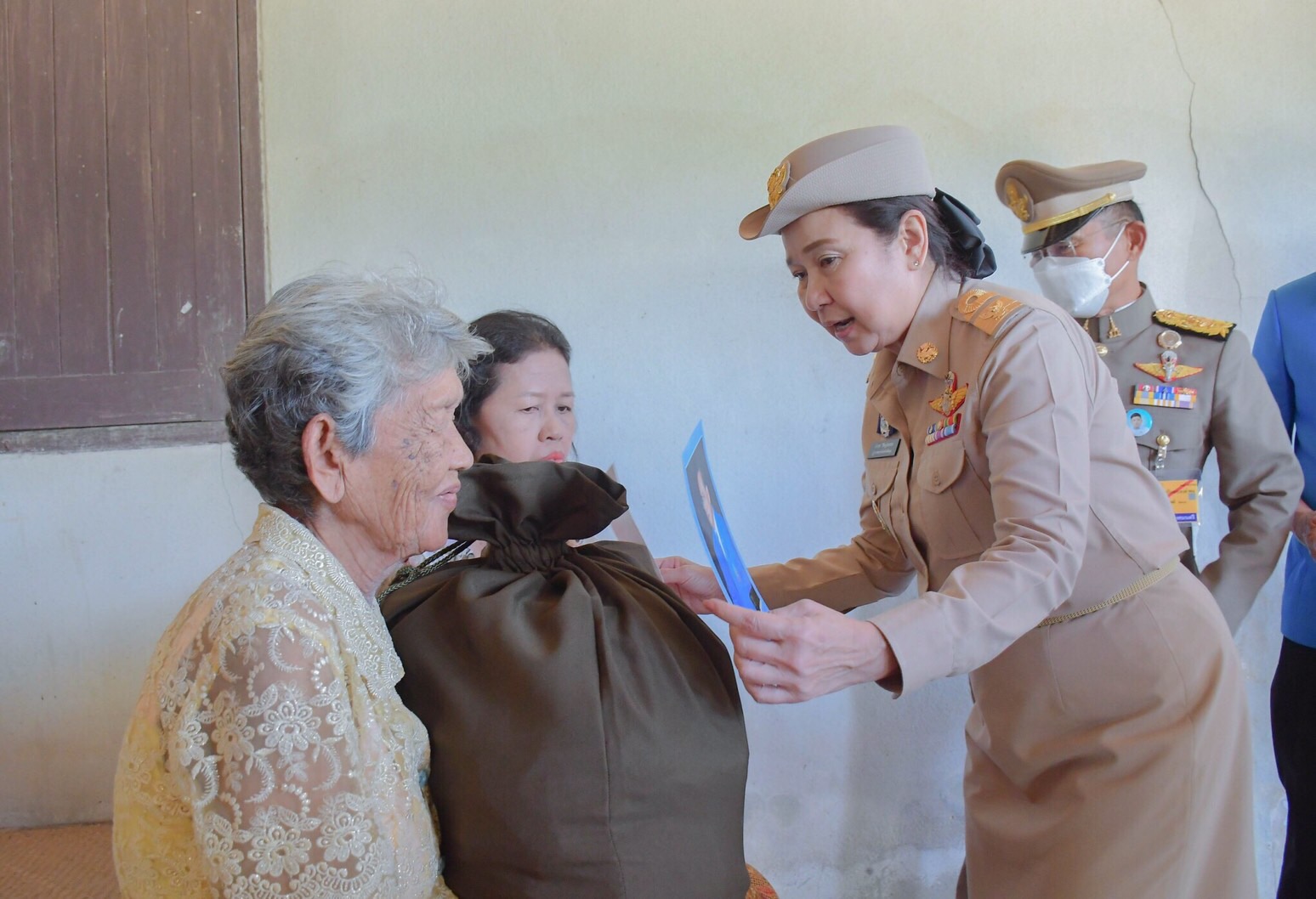 พระบาทสมเด็จพระเจ้าอยู่หัว ทรงพระกรุณาโปรดเกล้าโปรดกระหม่อม ให้ พลเอก ไพบูลย์  คุ้มฉายา องคมนตรี  เชิญสิ่งของพระราชทานมอบแก่ประชาชนผู้ประสบอุทกภัย ณ ที่ว่าการอำเภอบางแก้ว  จังหวัดพัทลุง..คลิก