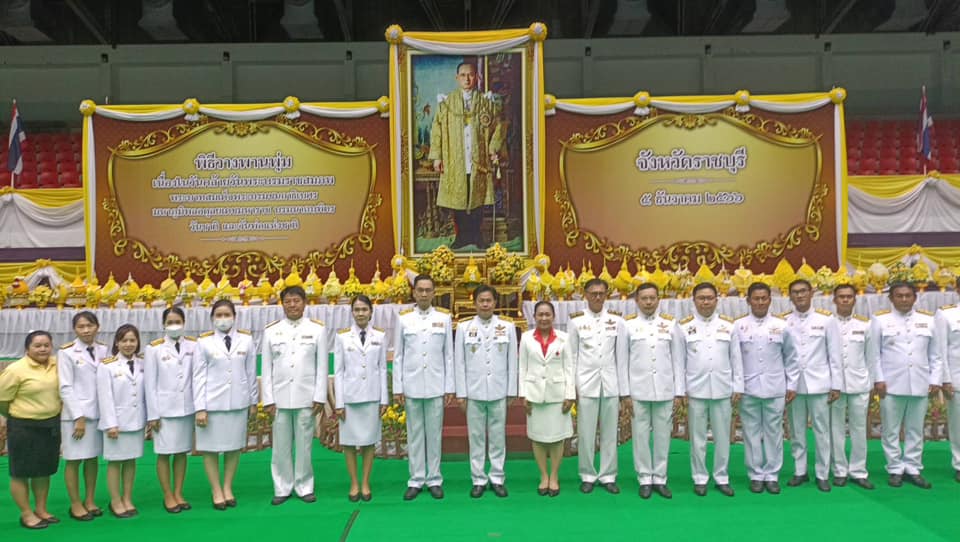 ร่วมพิธีเจริญพระพุทธมนต์และทำบุญตักบาตรถวายพระราชกุศล บริเวณด้านหน้าอาคารโรงยิมเนเซี่ยมจังหวัดราชบุรี และพิธีวางพานพุ่มดอกไม้ถวายราชสักการะ..คลิก