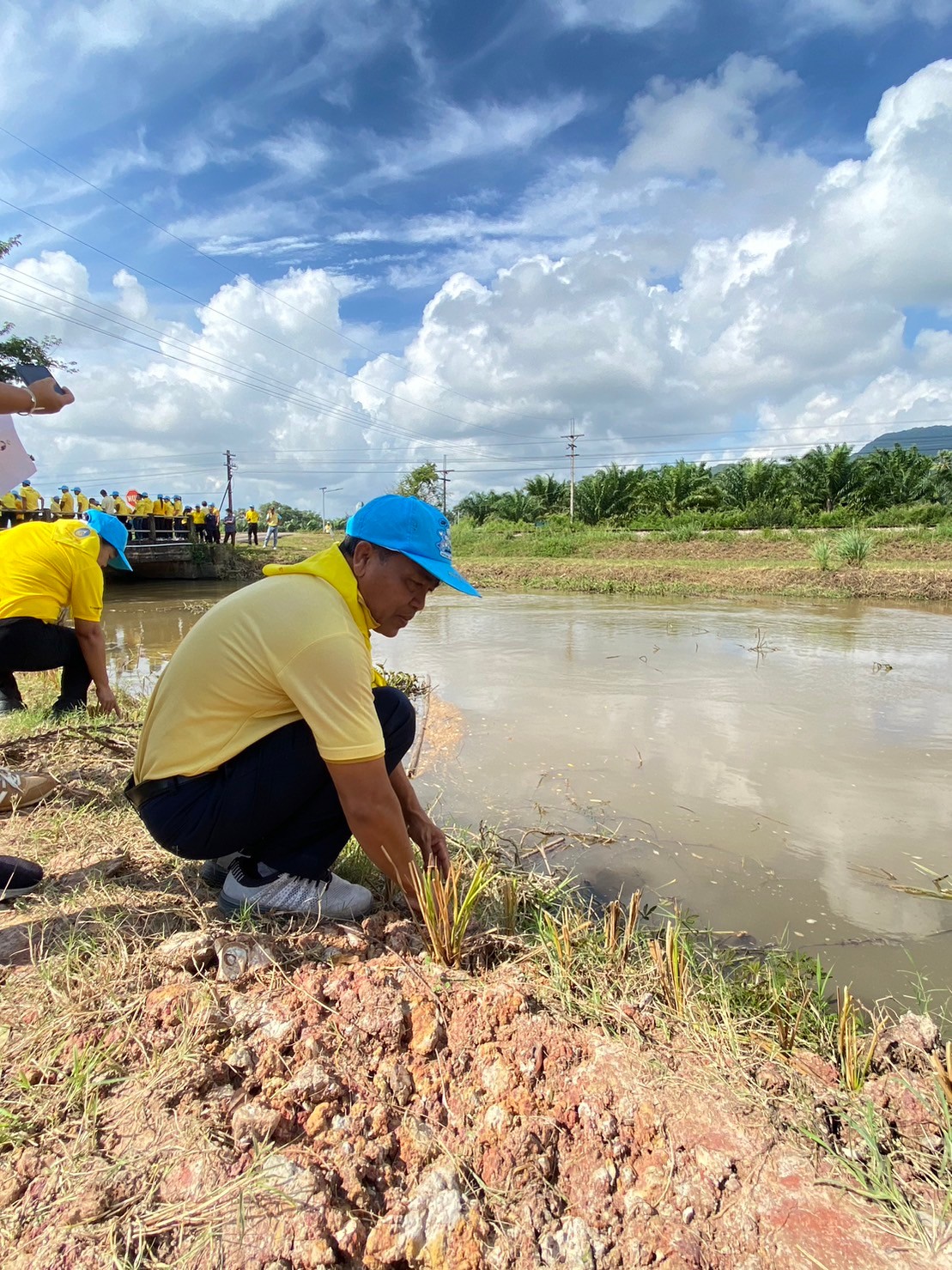ประมงจังหวัดพัทลุง  พร้อมด้วย ข้าราชการ เจ้าหน้าที่ กลุ่มบริหารและยุทธศาสตร์ เข้าร่วมกิจกรรมจิตอาสาพัฒนาและอนุรักษ์ ทรัพยากรดินอย่างยั่งยืน เพื่อเฉลิมพระเกียรติพระบาทสมเด็จพระเจ้าอยู่หัว เนื่องในโอกาสมหามงคลเฉลิมพระชนมพรรษา 6 รอบ..คลิก