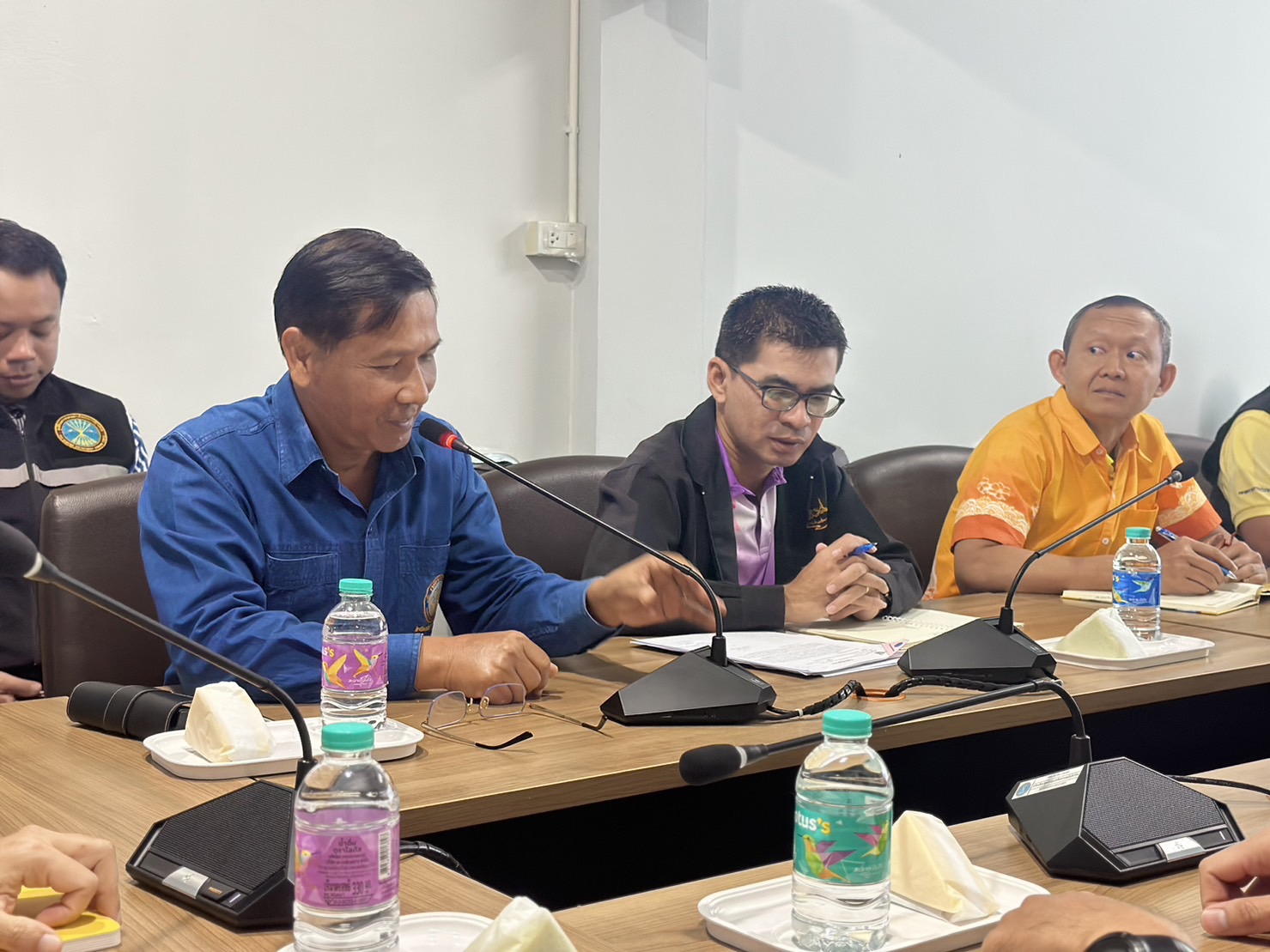 ประชุมหารือแก้ไขปัญหากรณีร้องเรียนเรือคราดหอยลักลอบเข้ามาทำการประมงเขตทะเลชายฝั่ง ทำให้เครื่องมือทำการประมงพื้นบ้านเสียหายในพื้นที่ตำบลบางแก้ว อำเภอบ้านแหลม จังหวัดเพชรบุรี..คลิก