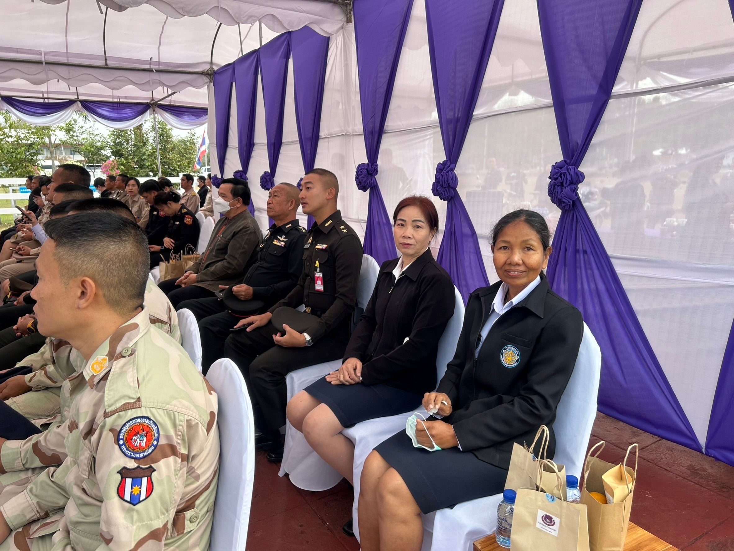 ร่วมพิธีวางพานพุ่มสักการะพระอนุสาวรีย์พญางำเมือง เนื่องในวันคล้ายวันสถาปนาค่ายพญางำเมือง..คลิก
