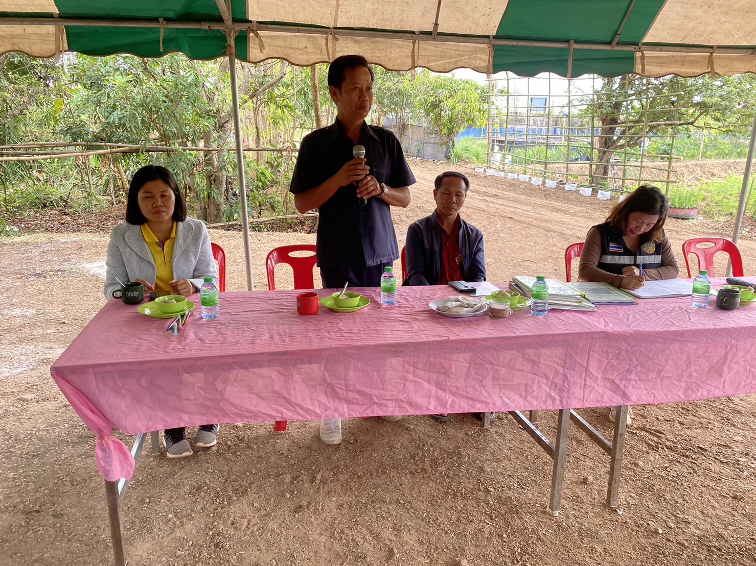 นางสาวทัศนีย์ สุนนท์ชัย หัวหน้ากลุ่มพัฒนาและส่งเสริมอาชีพการประมง พร้อมด้วยนายสมมิตร ธรรมมิยะ ประมงอำเภอสุวรรณคูหา และนางสาวสายสมร พลบูรณ์ นักวิชาการประมง นายไพศาล ศรีคูณ นักวิชาการประมง ลงพื้นที่ติดตามการดำเนินกิจกรรมด้านประมง และพิจารณาคัดเลือก ศพก.เครือข่ายด้านการประมง เพื่อเป็นต้นแบบระดับจังหวัดประจำปีงบประมาณ 2567..คลิก