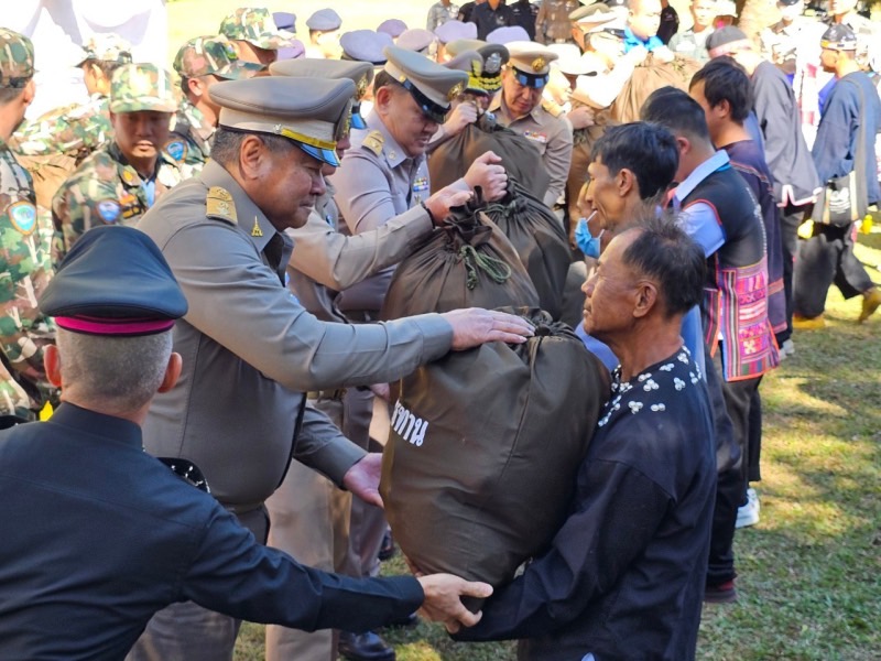 เข้าร่วมลงพื้นที่ติดตามการดำเนินโครงการอันเนื่องมาจากพระราชดำริในพื้นที่จังหวัดพะเยา และร่วมพิธีมอบถุงพระราชทานแก่ราษฎรและผู้ปฏิบัติงานในพื้นที่..คลิก