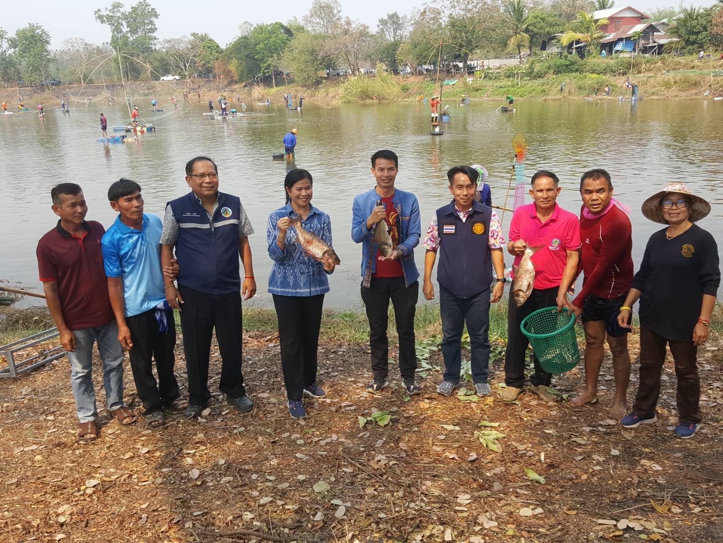นายวิทยา ประเสริฐสังข์ ประมงอำเถอโนนสัง ร่วมกิจกรรมจับปลาเพื่อการกุศล ณ 