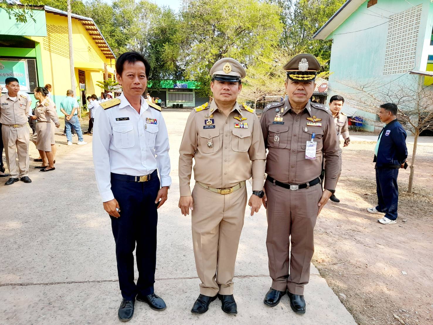 นายบุญหลาย กุลนารัตน์ ประมงจังหวัดมอบหมายให้นายสมมิตร ธรรมมิยะประมงอำเภอสุวรรณคูหา ร่วมต้อนรับนายอำพน กิตติอำพน องคมนตรี ลงพื้นที่ติดตามตรวจเยี่ยม โรงเรียนในโครงการกองทุนการศึกษาและโรงเรียนเครือข่าย..คลิก