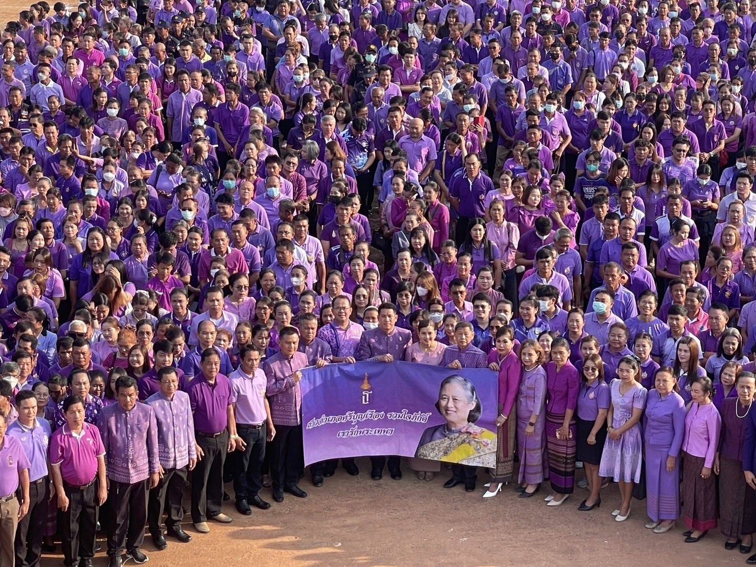 นางสาวมลฤดี ลิ้มสุวรรณ ประมงอำเภอศรีบุญเรือง ร่วมพิธีถวายความจงรักภักดี แด่สมเด็จพระกนิษฐาธิราชเจ้า กรมสมเด็จพระเทพรัตนราชสุดาฯ สยามบรมราชกุมารี..คลิก