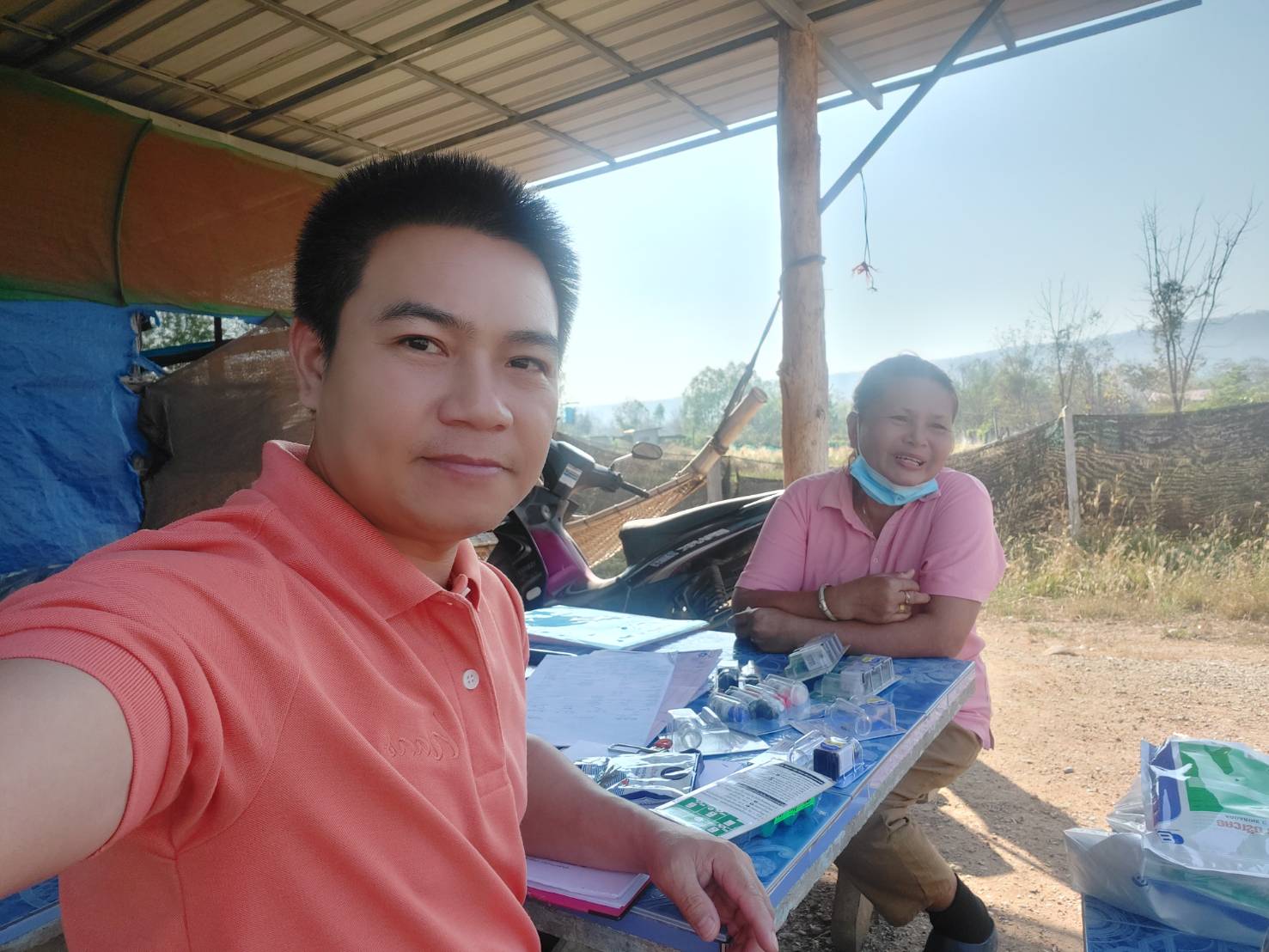 นายสมภาร วังคีรี ประมงอำเภอเมืองหนองบัวลำภู ออกปฏิบัติงานให้คำแนะนำในการเลี้ยงปลาปลาดุกช่วงฤดูแล้ง และมอบใบ GAP..คลิก