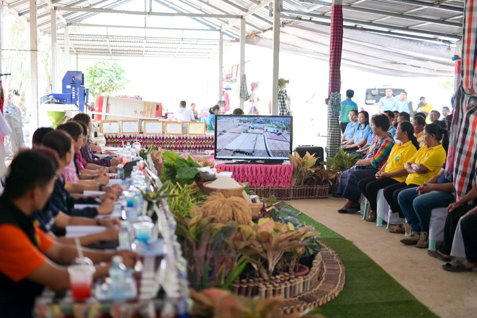ร่วมเป็นเกียรติและให้การสนับสนุน นางสำรวย บางสร้อย เกษตรกรต้นแบบเจ้าของ เครือข่ายศูนย์เรียนรู้การเพิ่มประสิทธิภาพการผลิตสินค้าเกษตร (ศพก.)..คลิก