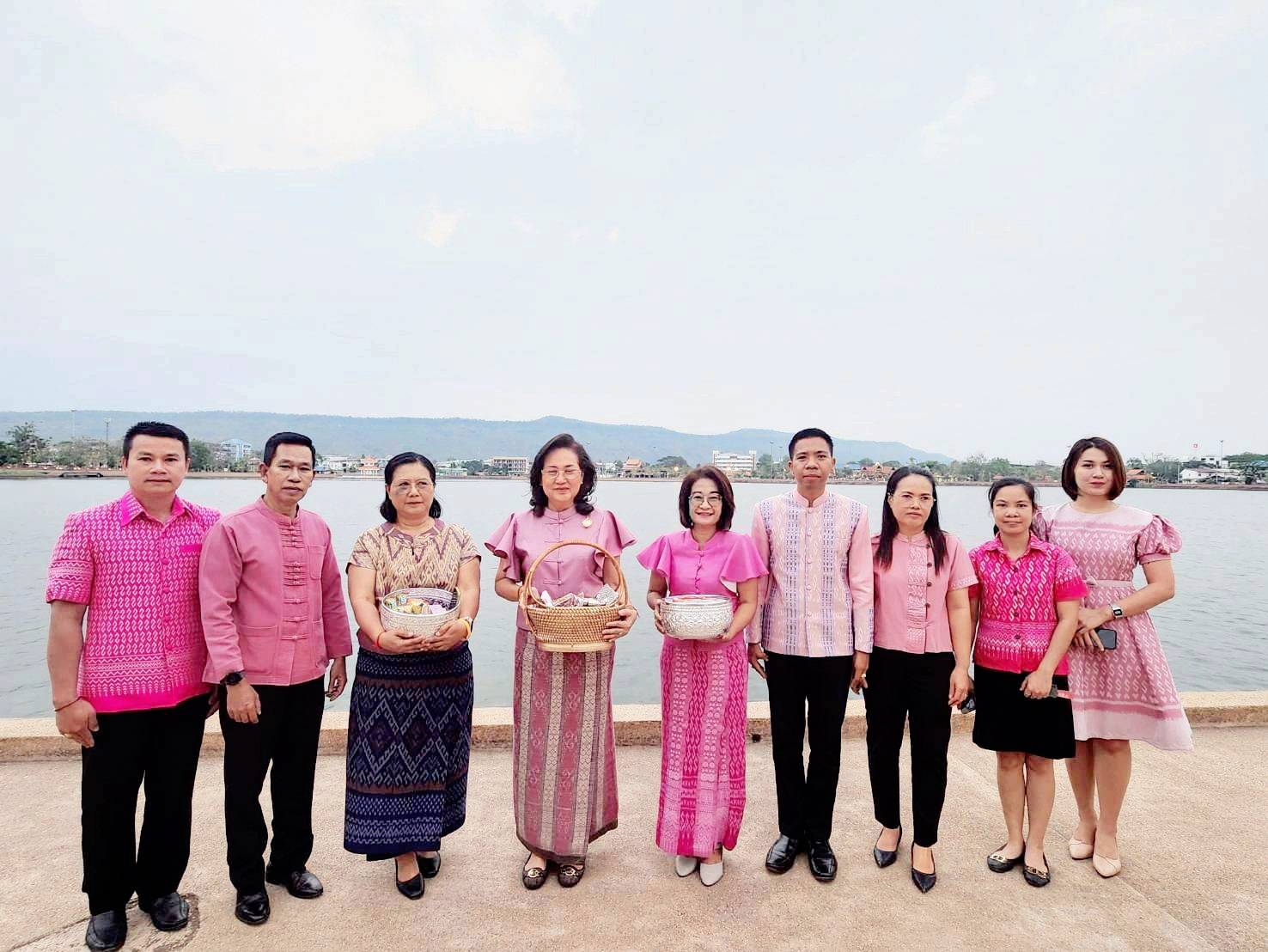 นายบุญหลาย กุลนารัตน์ ประมงจังหวัดหนองบัวลำภู มอบหมายให้ นางถนอมขวัญ นอศรี หัวหน้ากลุ่มบริหารและยุทธศาสตร์ ร่วมกิจกรรม 