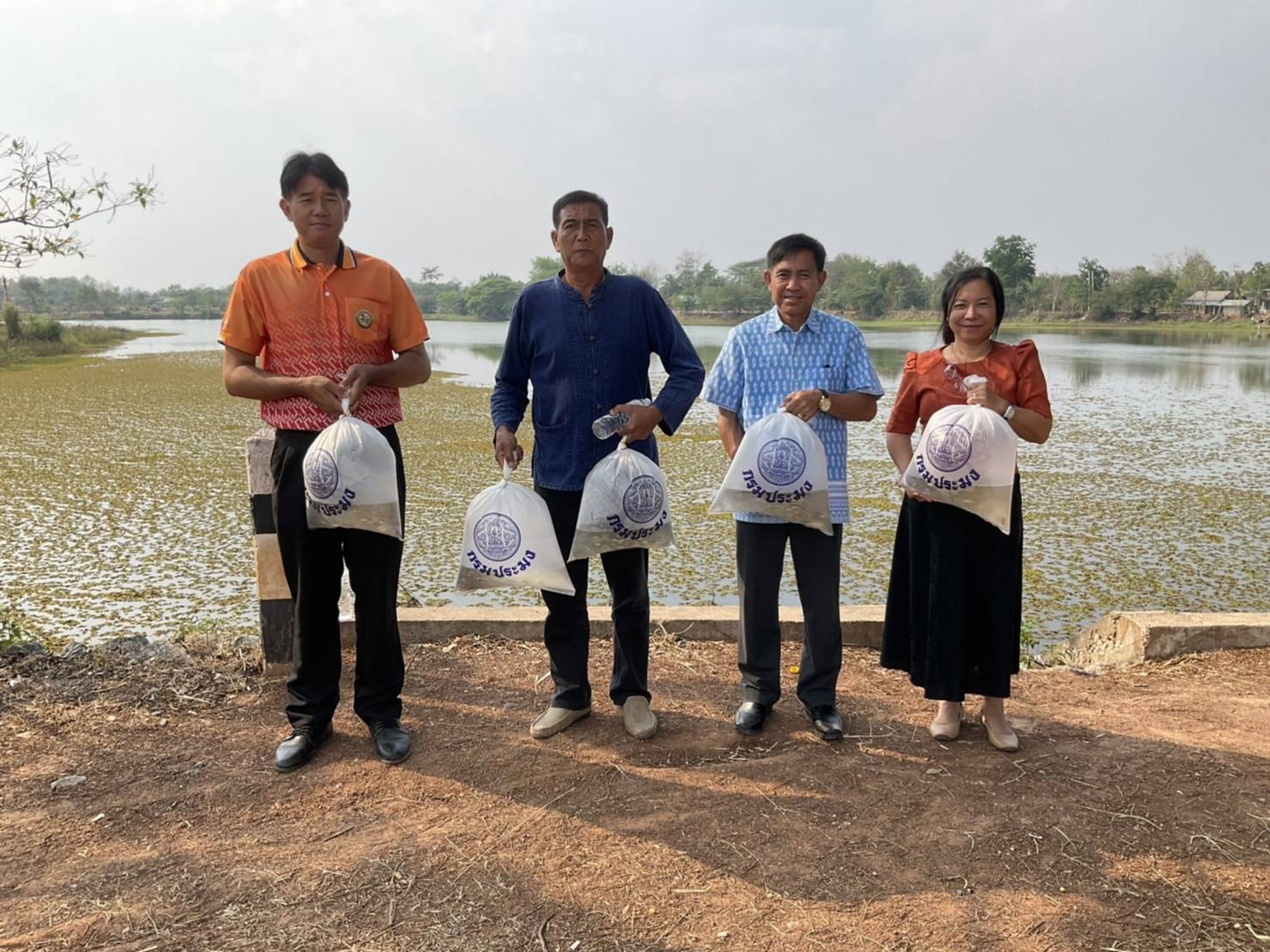 สำนักงานประมงอำเภอนากลาง ร่วมกับองค์การบริหารส่วนตำบลโนนเมือง ดำเนินการปล่อยพันธุ์ปลาเพิ่มผลผลิตและขยายพันธุ์ในแหล่งน้ำสาธารณะ อ่างเก็บน้ำลำห้วยมอ และแหล่งน้ำสาธารณะในพื้นที่ตำบลโนนเมือง..คลิก