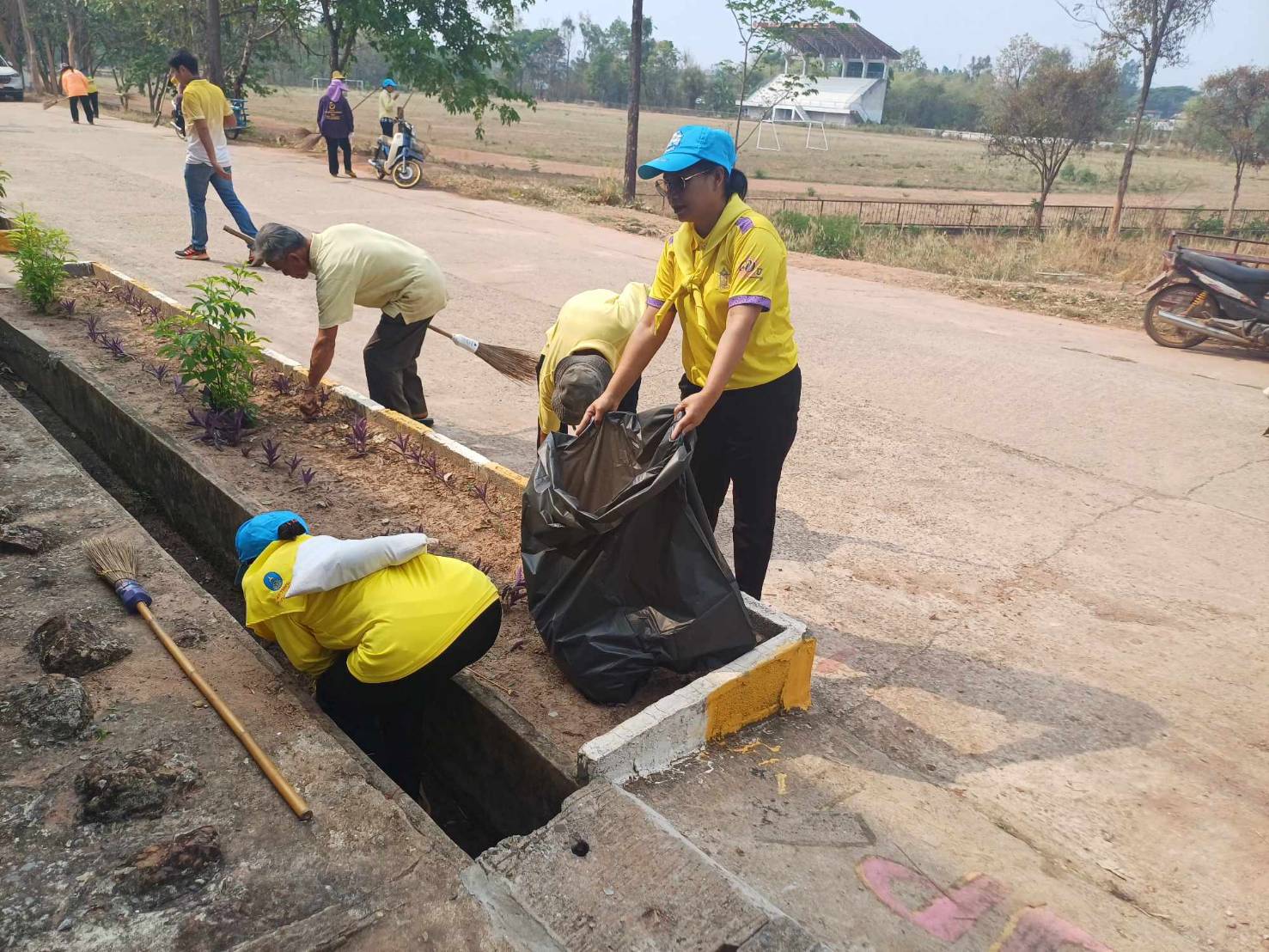 นางสาวมลฤดี ลิ้มสุวรรณ ประมงอำเภอศรีบุญเรือง ร่วมกิจกรรมจิตอาสาพัฒนา ปรับปรุงภูมิทัศน์บริเวณโรงเรียนกุงแก้ววิทยาาร..คลิก