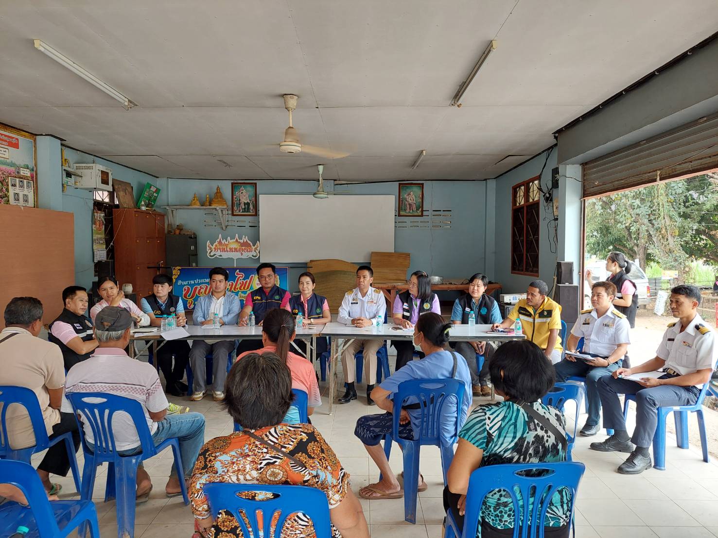 นายสมภาร วังคีรี ประมงอำเภอเมืองหนองบัวลำภู พร้อมด้วยนายธีรศักดิ์ ศรีร่องหอย นักวิชาการประมงปฏิบัติการ ร่วมกับเจ้าหน้าที่ในกระทรวงเกษตรและสหกรณ์จังหวัดหนองบัวลำภู ปฎิบัติงานคัดเลือกเกษตรกรร่วมโครงการพัฒนาเกษตรกรรมยั่งยืน..คลิก