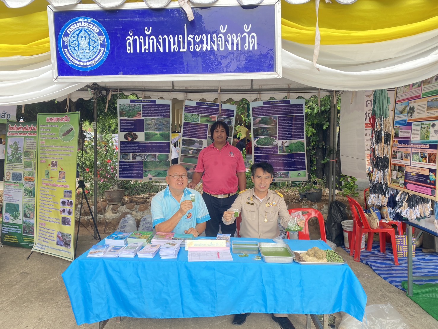 นายบุญหลาย กุลนารัตน์ ประมงจังหวัดหนองบัวลำภู พร้อมด้วย นายสมจิตร์ พงษ์กุมมา หัวหน้ากลุ่มบริหารจัดการด้านการประมง นายวิทยา ประเสริฐสังข์ ประมงอำเภอโนนสัง นายสมภาร วังคีรี ประมงอำเภอเมืองหนองบัวลำภู และนายสิปปภาส บุญรักษา เจ้าหน้าที่วิเคราะห์นโยบายและแผน ร่วมพิธีเปิดโครงการ 