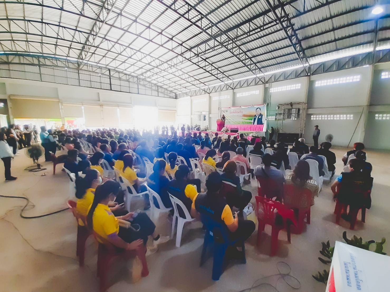 รัฐมนตรีช่วยว่าการกระทรวงเกษตรและสหกรณ์ (นายไชยา พรหมา) ลงพื้นที่ติดตามตรวจเยี่ยมเกษตรกรโครงการช่วยเหลือเกษตรกรโคนมภายใต้วิกฤตอาหารสัตว์ราคาแพง (นาวังโมเดล)..คลิก