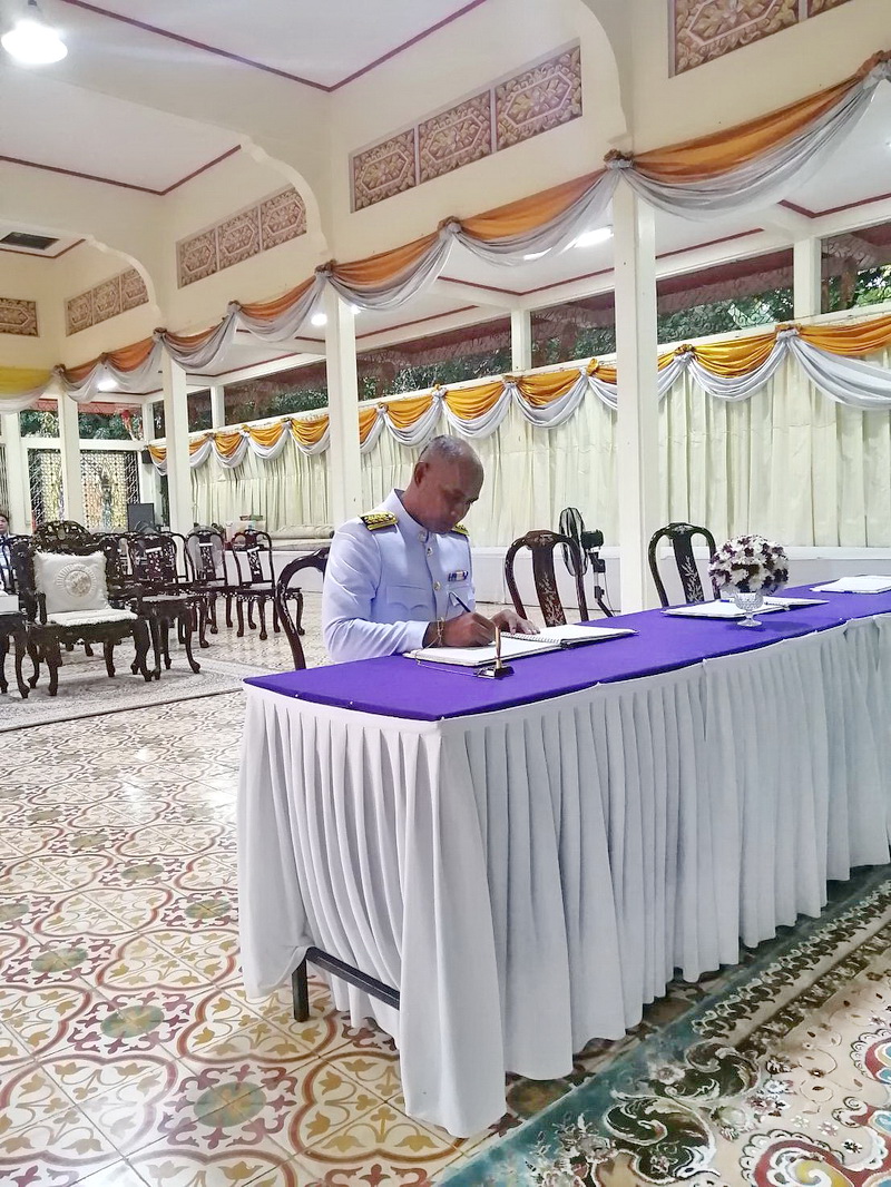 ร่วมลงนามถวายพระพร เพื่อแสดงถึงความจงรักภักดี