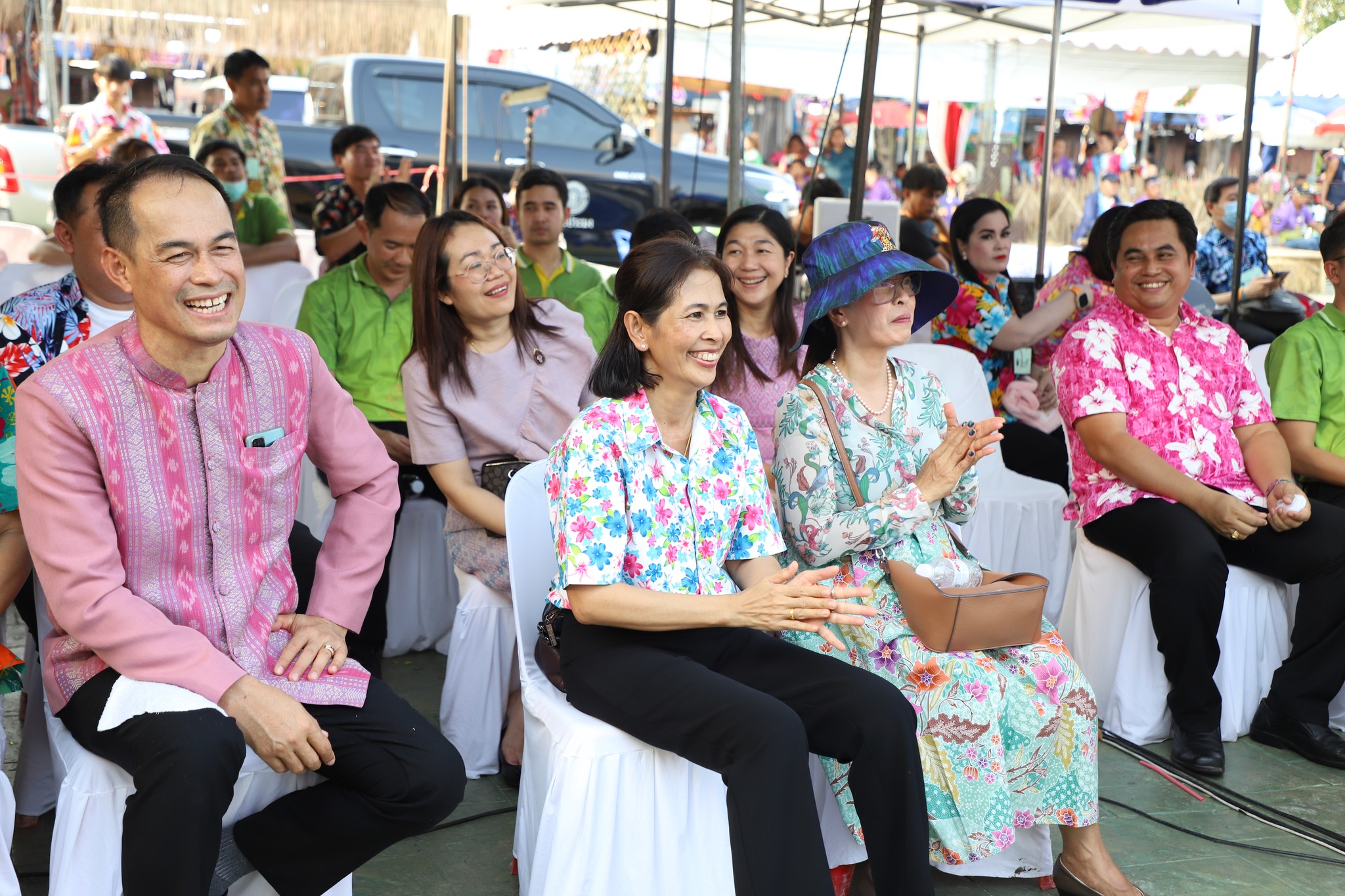จังหวัดอ่างทอง แข่งขันเปลือยไข่ ผักใส่โรล จับปลาโต@อ่างทอง และประกวดกองเชียร์ ในงานมหกรรมกินปลาใหญ่ กินไข่นกกระทา กินผักปลอดภัย และงานกาชาดจังหวัดอ่างทอง..คลิก