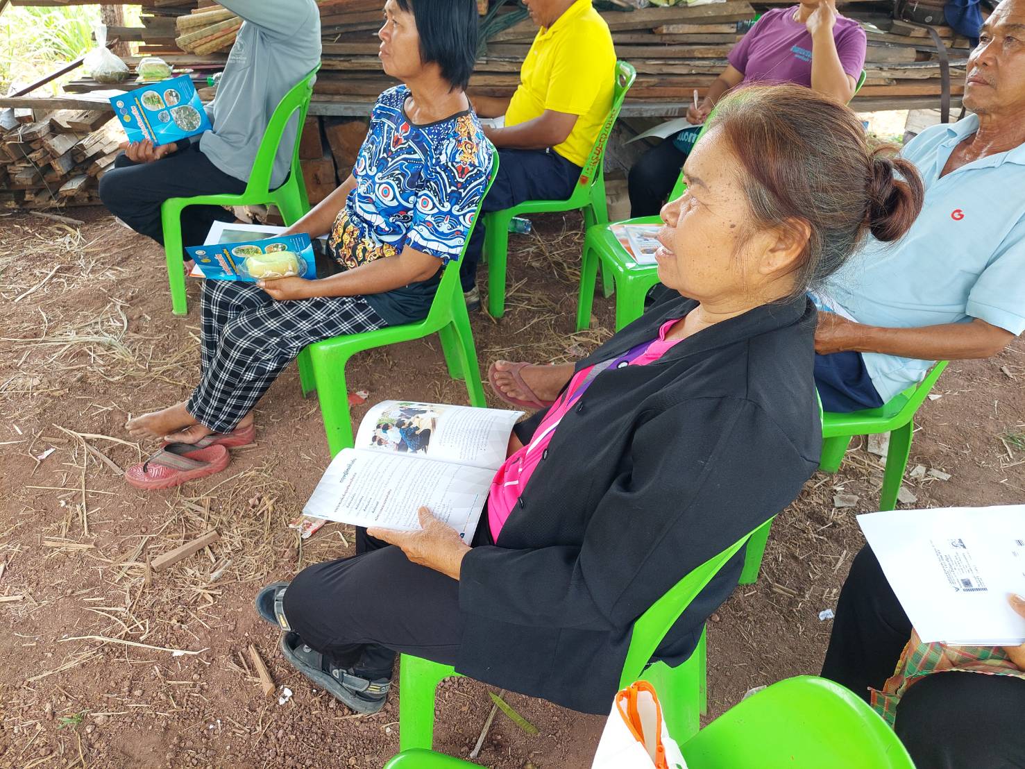 ายบุญหลาย กุลนารัตน์ ประมงจังหวัดหนองบัวลำภู มอบหมายให้นางสาวทัศนีย์ สุนนท์ชัย หัวหน้ากลุ่มพัฒนาและส่งเสริมอาชีพการประมง และนายธีรศักด์ ศรีร่องหอย นักวิชาการประมงปฏิบัติการ บูรณาการ ร่วมกับเจ้าหน้าที่จากหน่วยงานภายใต้สังกัดกระทรวงเกษตรและสหกรณ์ ในจังหวัดหนองบัวลำภู ดำเนินงานจัดฝึกอบรมส่งเสริมให้ความรู้ด้านประมงให้แก่เกษตรกรที่ร่วมโครงการพัฒนาเกษตรกรรมยังยืน กิจกรรมพัฒนาเกษตรทฤษฎีใหม่ ประจำปีงบประมาณ พ.ศ. 2567..คลิก