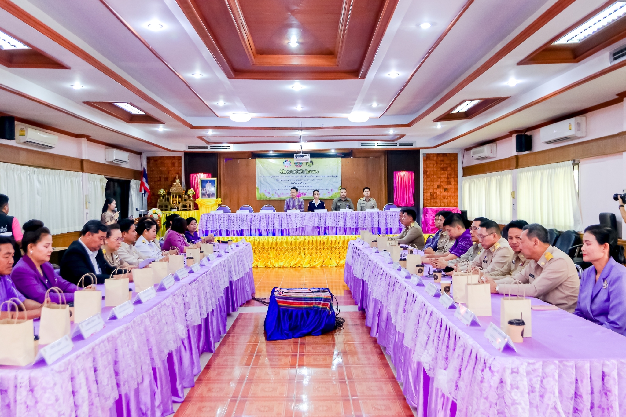 นางสาวทัศนีย์ สุนนท์ชัย หัวหน้ากลุ่มพัฒนาและส่งเสริมอาชีพการประมงร่วมกิจกรรมการลงนามท MOU โครงการหมู่บ้านยั่งยืน (Sustainable Village)..คลิก