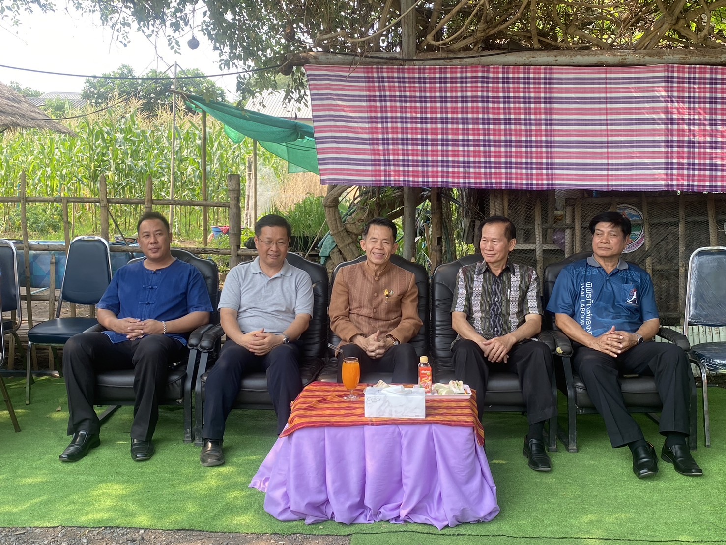 นางสาวทัศนีย์ สุนนท์ชัย รักษาราชการแทนประมงจังหวัดหนองบัวลำภู พร้อมด้วยนายไพศาล ศรีคูณ นักวิชาการประมง ร่วมเป็นเกียรติในพิธีรับมอบระบบการให้น้ำอัตโนมัติ..คลิก