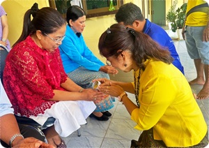 สรงน้ำพระ รดน้ำดำหัว ขอพรผู้ใหญ่ สุขใจสงกรานต์ ปี2567