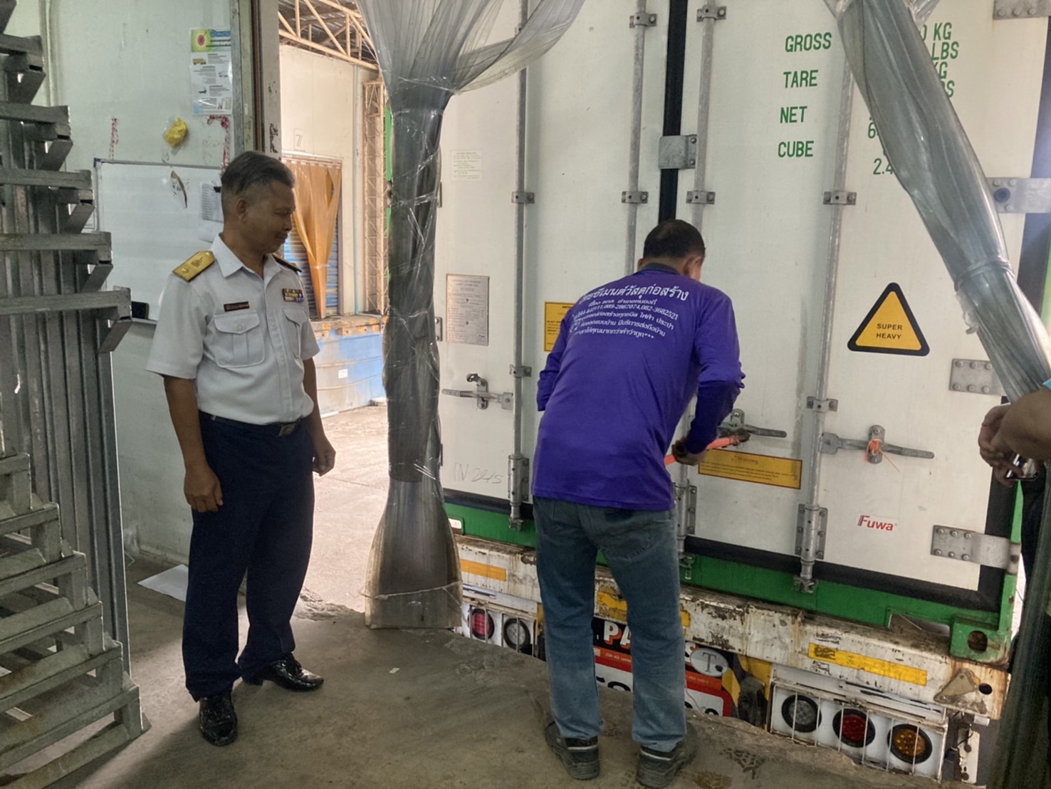 ลงพื้นที่ตรวจสอบและเฝ้าระวังป้องกันการลักลอบการนำเข้าสินค้าสัตว์น้ำที่ผิดกฎหมาย..คลิก