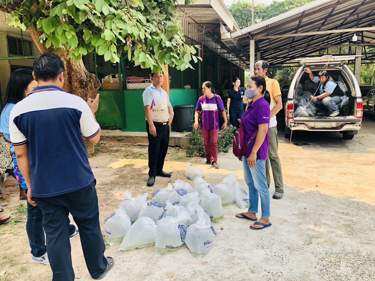 มอบพันธุ์ปลากินพืชให้แก่เกษตรกรผู้ได้รับความเสียหายจากภัยพิบัติ (อุทกภัย) ปี 2566 ด้านประมง ในพื้นที่อำเภอจังหาร จังหวัดร้อยเอ็ด จำนวน 39 ราย