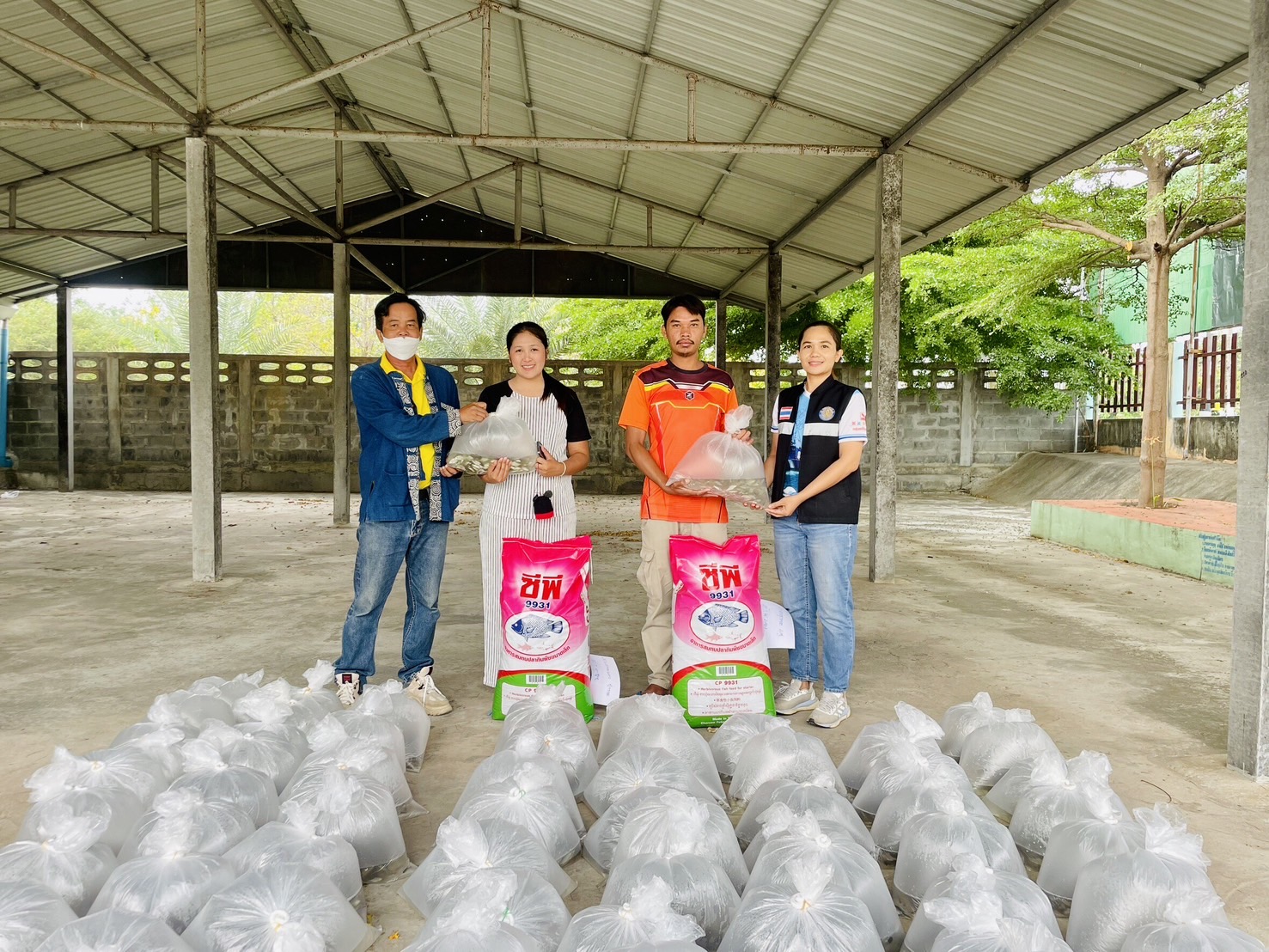 พันธุ์ปลากินพืชและอาหารสัตว์น้ำให้แก่เกษตรกรในโครงการพัฒนาเกษตรกรรมยั่งยืน ประจำปี 2567 ของสำนักงานประมงจังหวัดร้อยเอ็ด ในพื้นที่อำเภอจตุรพักตรพิมาน จังหวัดร้อยเอ็ด จำนวน 41 ราย
