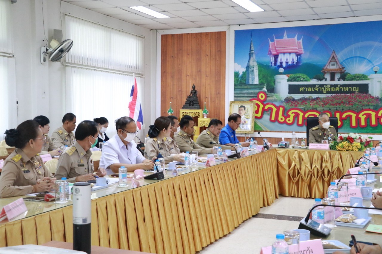 นายประชุม ดวนใหญ่ ประมงจังหวัดหนองบัวลำภู พร้อมด้วยนายเมธา ตาลเหล็ก ประมงอำเภอนากลาง นายไพศาล ศรีคูณ นักวิชาการประมงร่วมประชุมและรายงานการเกิดวาตภัย รวมทั้งเชิญถุงพระราชทานมอบแก่ราษฎรผู้ประสบภัย..คลิก