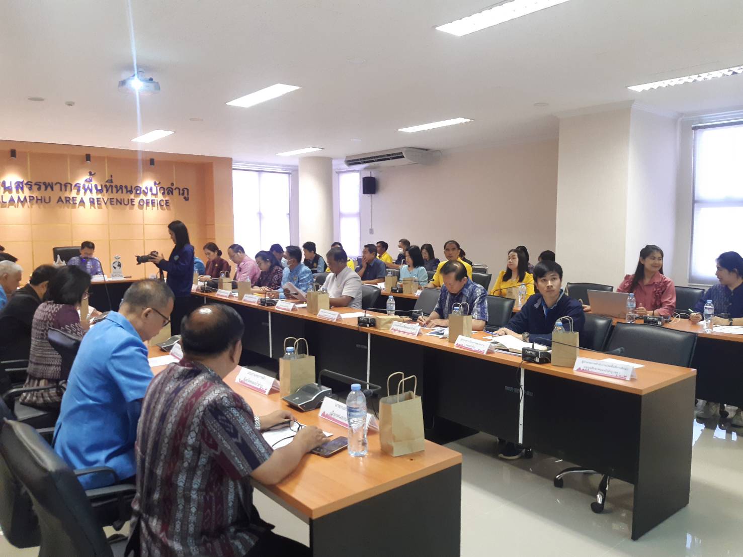 นายประชุม ดวนใหญ่ ประมงจังหวัดหนองบัวลำภู พร้อมด้วย นางสาวทัศนีย์ สุนนท์ชัย หัวหน้ากลุ่มพัฒนาและส่งเสริมอาชีพการประมง และนางถนอมขวัญ นอศรี หัวหน้ากลุ่มบริหารและยุทธศาสตร์ ร่วมประชุมคณะกรรมการบริหารงานจังหวัดแบบบูรณาการ (ก.บ.จ.นภ.) ครั้งที่ 2/2567..คลิก
