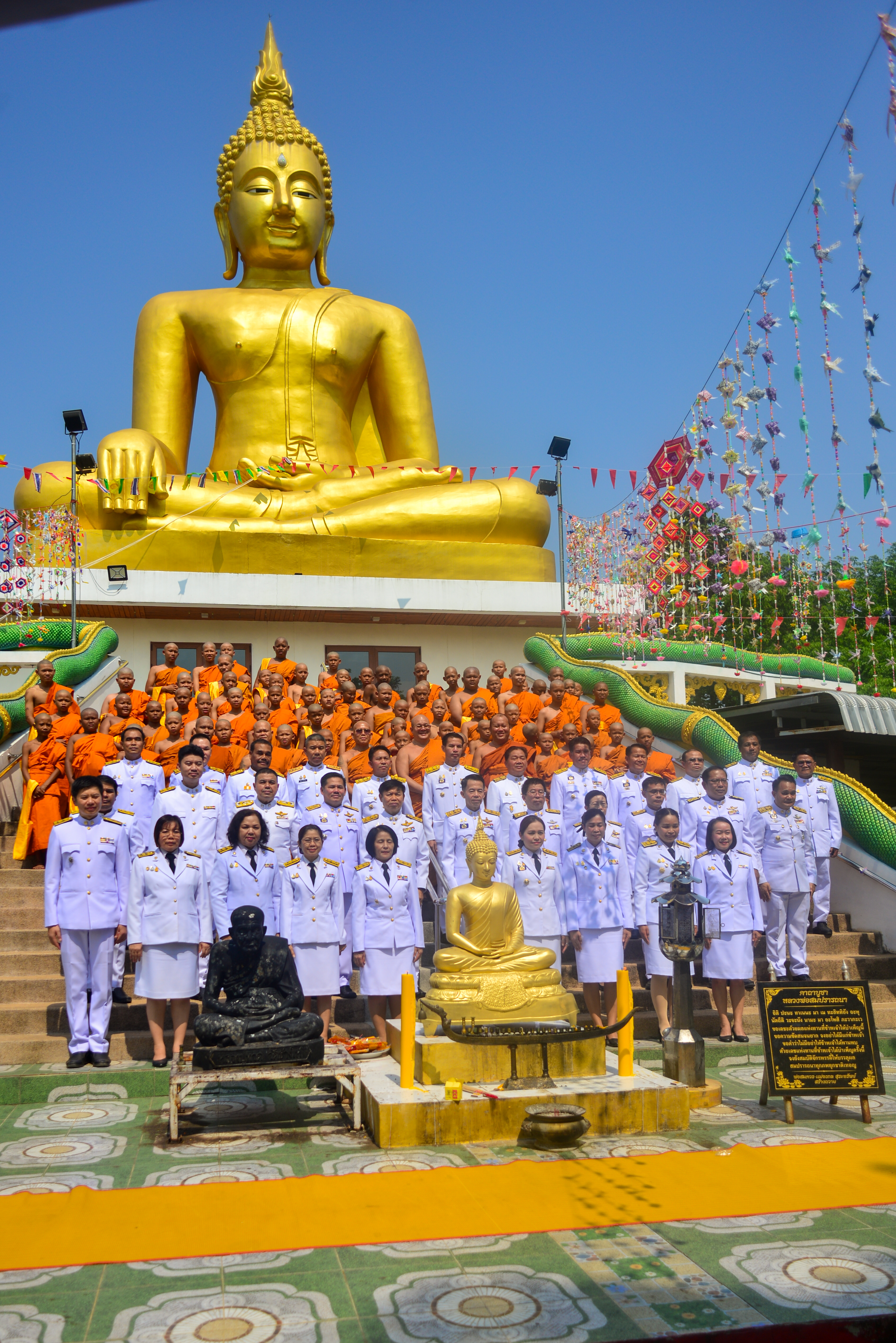 นายประชุม ดวนใหญ่ ประมงจังหวัดหนองบัวลำภู พร้อมด้วย นายสิปปภาส บุญรักษา เจ้าหน้าที่วิเคราะห์นโยบาย และแผนร่วมพิธีบรรพชาสามเณรภาคฤดูร้อน เฉลิมพระเกียรติ พระบาทสมเด็จพระเจ้าอยู่หัว..คลิก