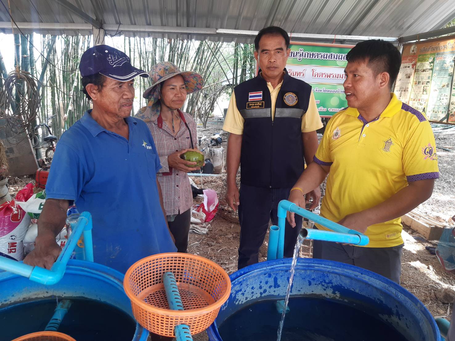 นายประชุม ดวนใหญ่ ประมงจังหวัดหนองบัวลำภู ออกตรวจเยี่ยม ให้ความรู้ และให้กำลังใจเกษตรกรที่มีความสนใจการเพาะพันธุ์ปลาตะเพียนขาวด้วยชุดเพาะปลาเคลื่อนที่..คลิก