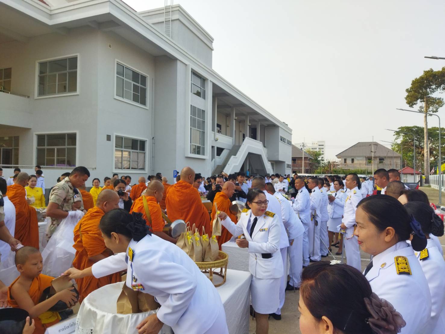ร่วมพิธีทำบุญตักบาตรและพิธีถวายราชสักการะ วันคล้ายวันสวรรคตสมเด็จพระนเรศวรมหาราช