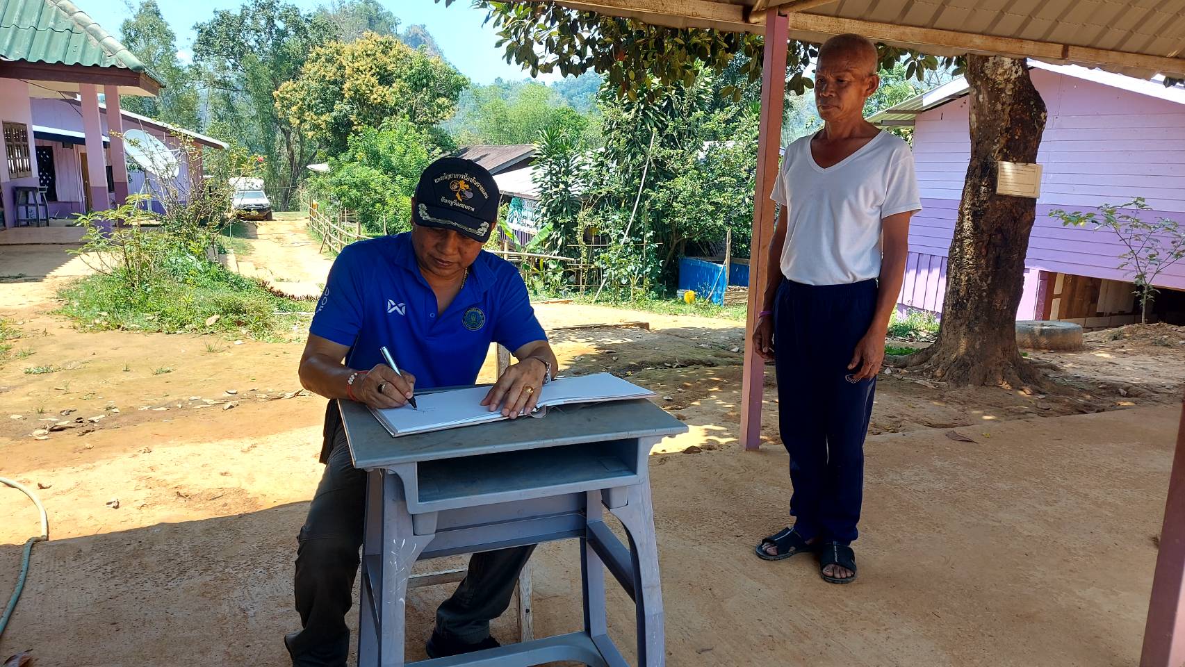 ลงพื้นที่มอบปัจจัยการผลิตใหักับเกษตรกรรายครัวเรือนบ้านสาลาวะ ไล่โว่ บ้านทิไล่ป้า..คลิก