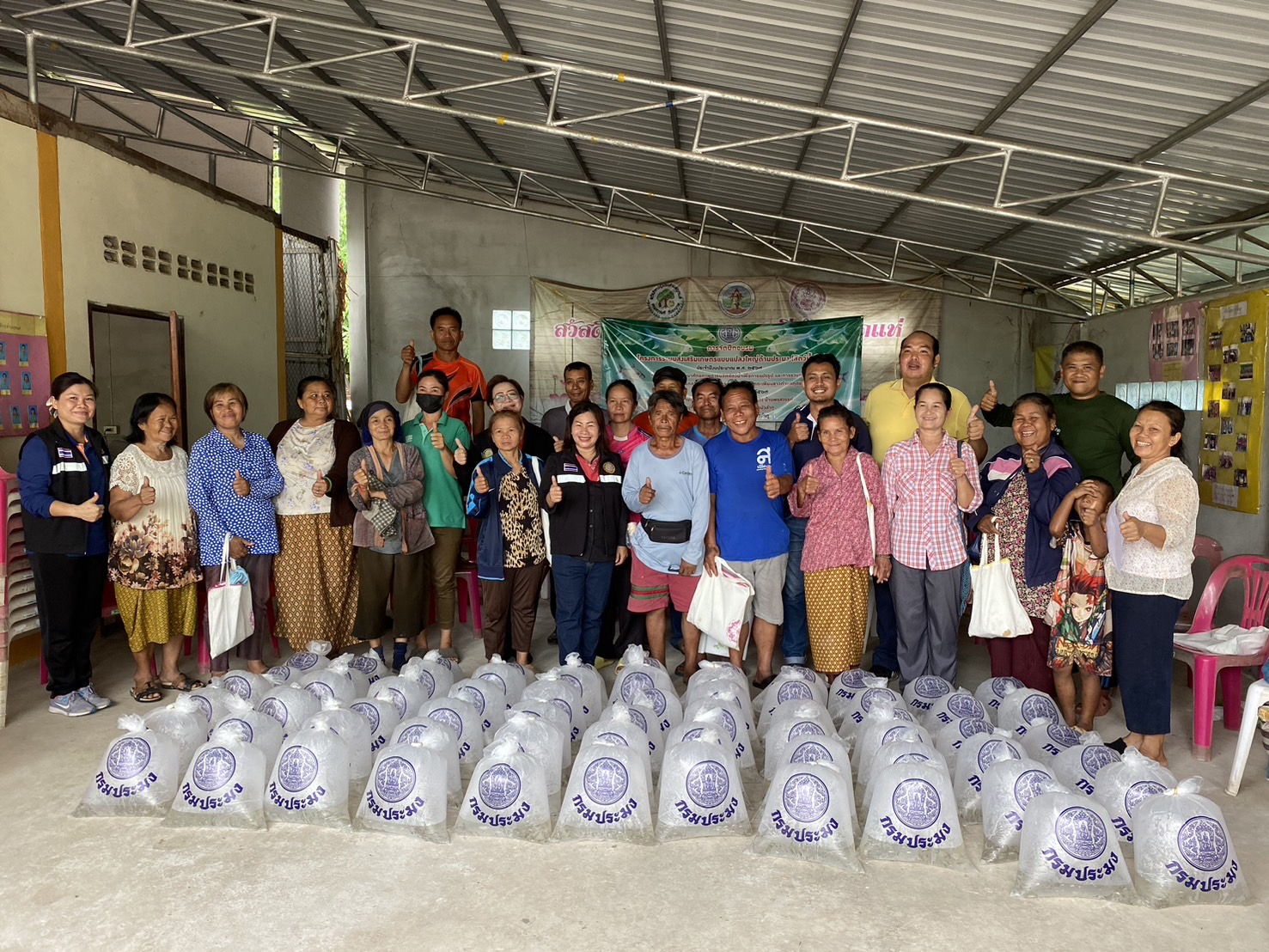 สำนักงานประมงจังหวัดหนองบัวลำภู ร่วมกับศูนย์วิจัยและพัฒนาการเพาะเลี้ยงสัตว์น้ำจืดอุดรธานี ร่วมมอบปัจจัยการผลิต ตามโครงการระบบส่งเสริมการเกษตรแบบแปลงใหญ่