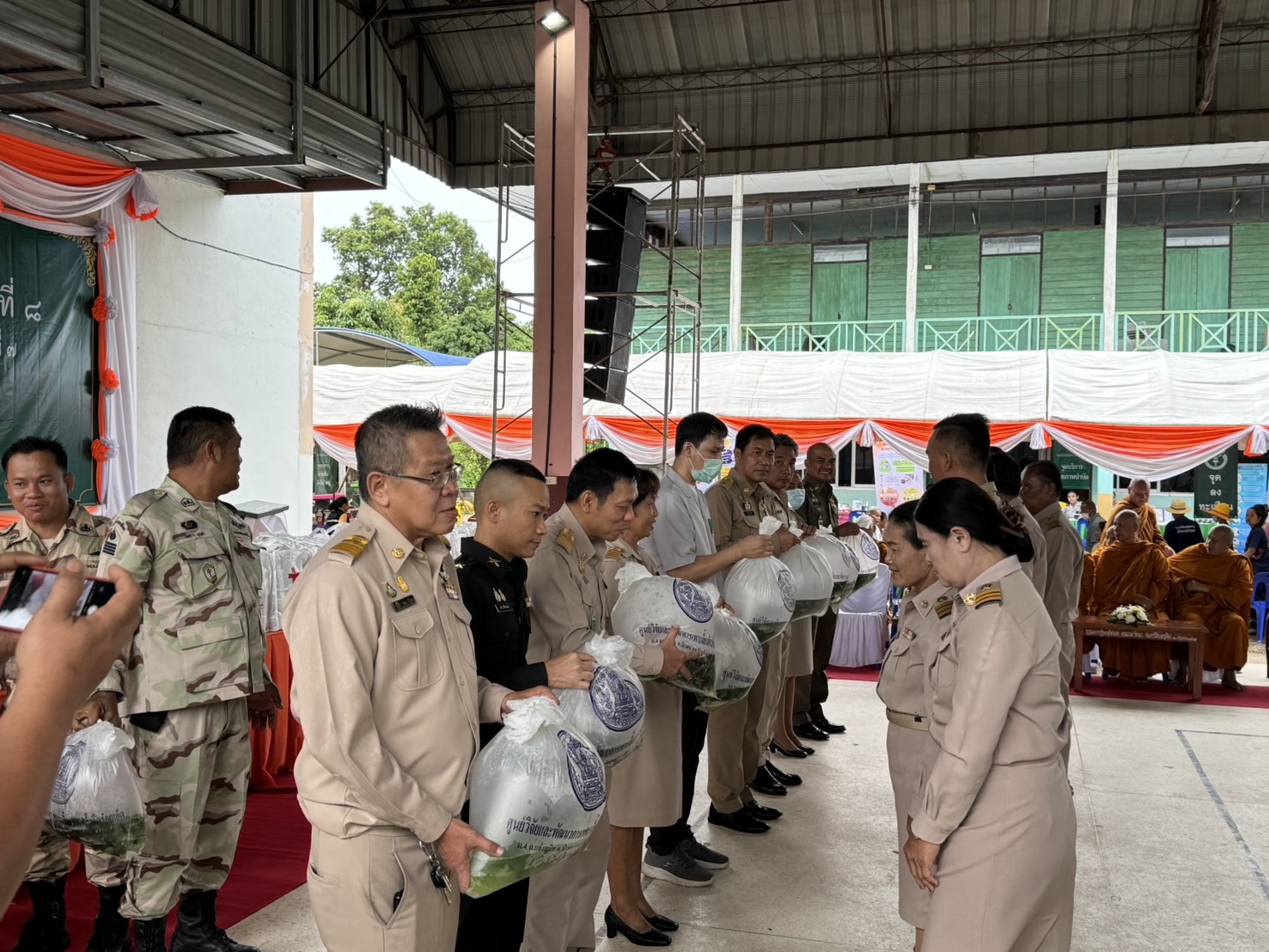 ร่วมออกหน่วยบริการจังหวัดร้อยเอ็ดเคลื่อนที่ บำบัดทุกข์ บำรุงสุข และสร้างรอยยิ้มให้ประชาชน ครั้งที่ 8 ประจำปีงบประมาณ พ.ศ. 2567..คลิก