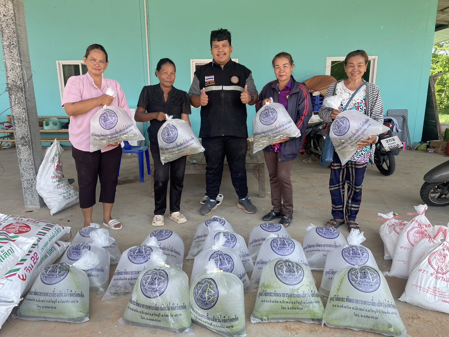 มอบปัจจัยการผลิตโครงการส่งเสริมอาชีพประมง กิจกรรมส่งเสริมเกษตรเชิงรุกด้านการประมง (Zoning by Agri Map) ให้กับเกษตรกรที่เข้าร่วมโครงการฯ..คลิก