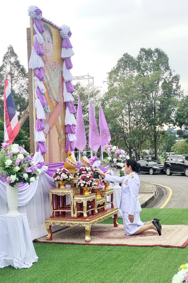 ร่วมพิธีทำบุญตักบาตร เพื่อเฉลิมพระเกียรติสมเด็จพระนางเจ้า ฯ..คลิก