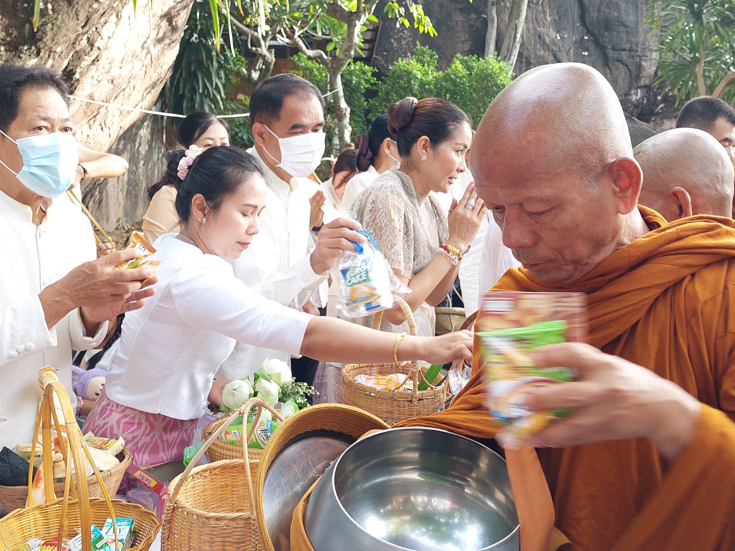 ประมงจังหวัดหนองบัวลำภูร่วมพิธีทําบุญตักบาตร ประเพณีสักการะหลวงปู่ขาว อนาลโย วัดถ้ำกลองเพลงานวันกตัญญุตาบูชาคุณพระบุรพาจารย์วัดถ้ำกลองเพล และงานส่งเสริมพระพุทธศาสนา เนื่องในเทศกาลวันวิสาขบูชา พุทธศักราช 2567