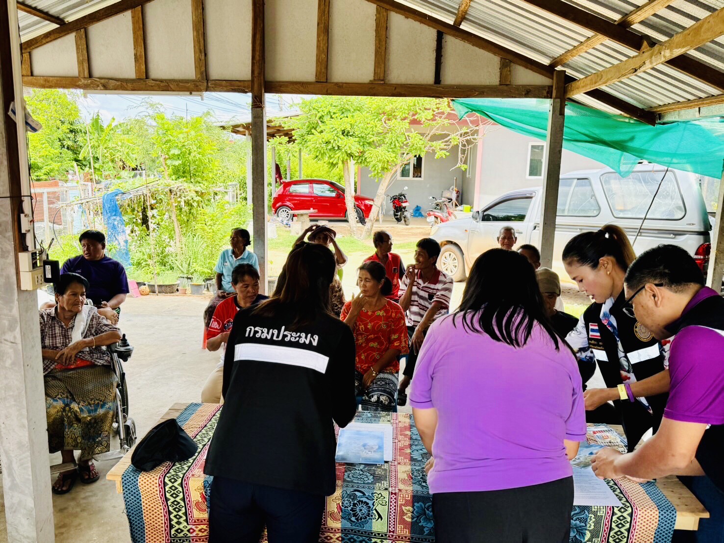 มอบพันธุ์สัตว์น้ำ (ปลาตะเพียนขาว) และให้ความรู้ความเข้าใจให้เกษตรกรเกี่ยวกับการเพาะเลี้ยงสัตว์น้ำตามมาตรฐานเกษตรอินทรีย์ การตรวจประเมิน กระบวนการรับรองระบบการผลิตสัตว์น้ำ มาตรฐานอินทรีย์