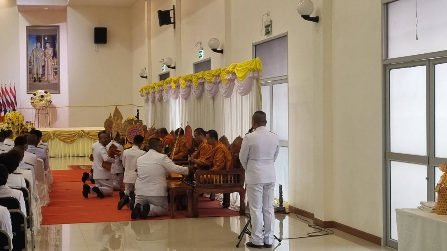 ร่วมพิธีสวดพระพุทธมนต์ ทำบุญตักบาตร บำเพ็ญกุศลถวายเป็นพระราชกุศลและระลึกถึง พระบาทสมเด็จพระปรเมนทรอนันทมหิดล พระอัฐรามาธิบดินทร เนื่องในวันคล้ายวันสวรรคต