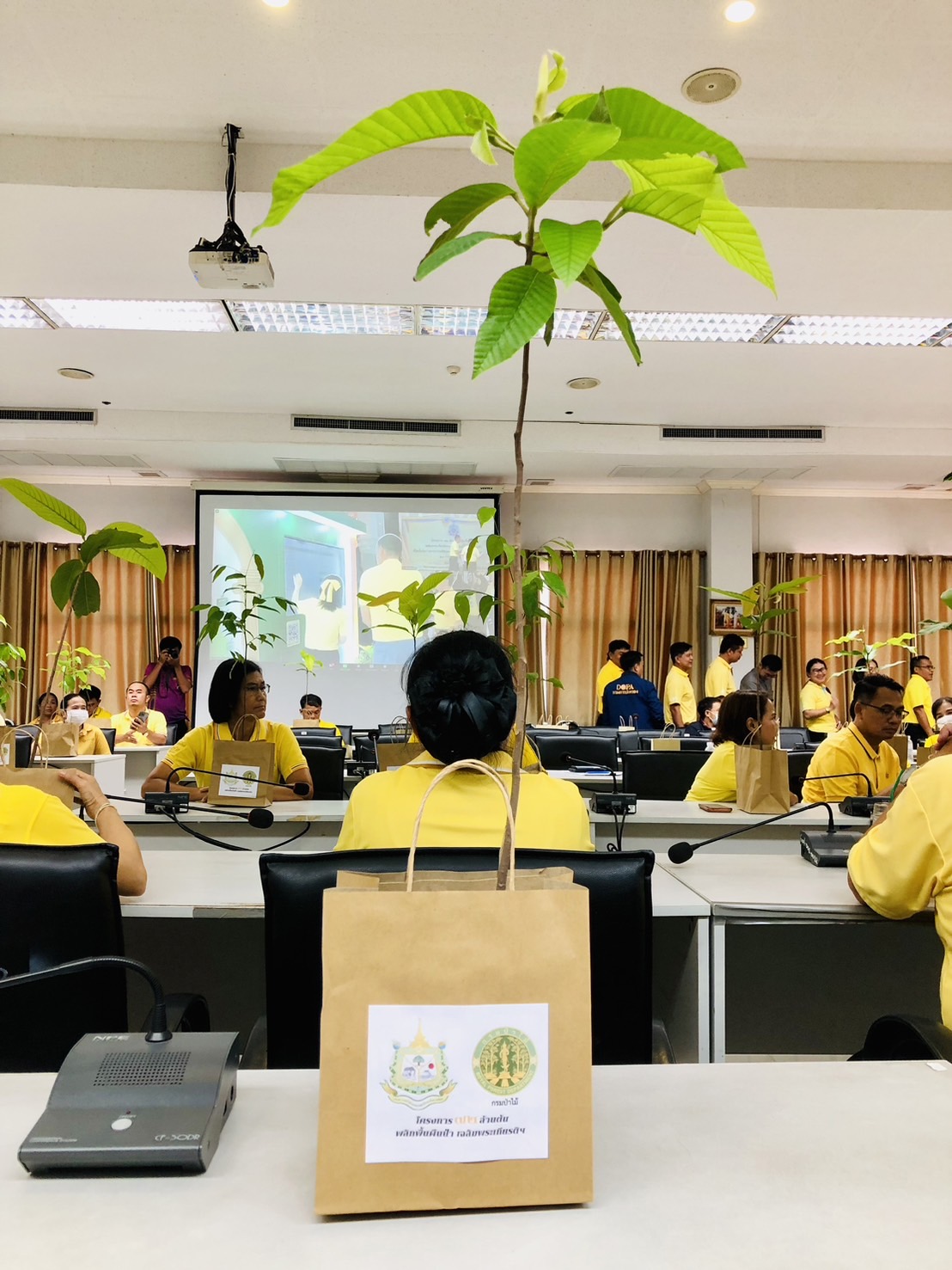 ร่วมพิธีรับมอบ กล้าไม้ ในโครงการ 72 ล้านต้น พลิกพื้นผืนป่า เฉลิมพระเกียรติพระบาทสมเด็จพระเจ้าอยู่หัว..คลิก