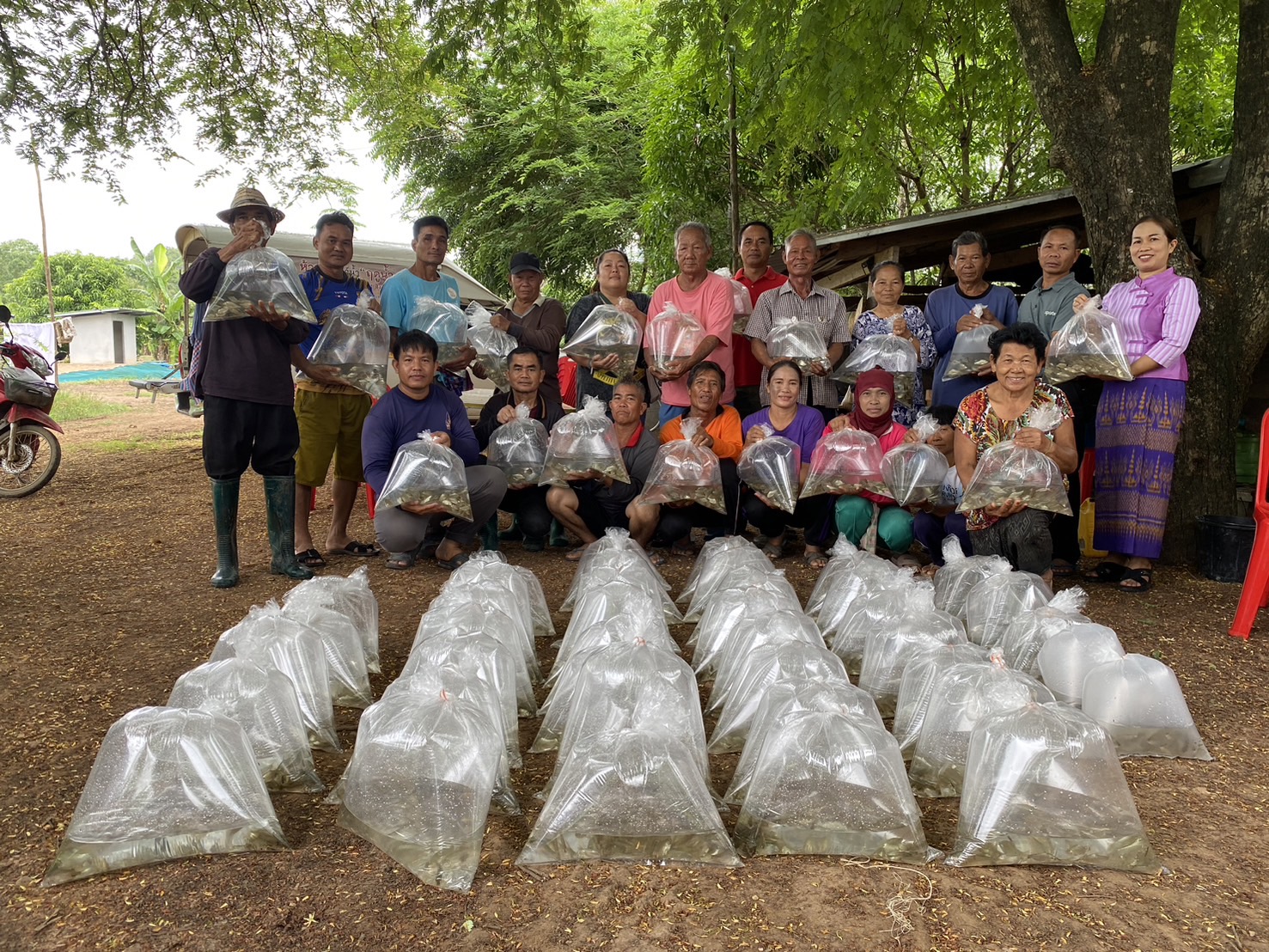 ประมงอำเภอสุวรรณคูหา ติดตามกิจกรรมกลุ่มเพาะพันธุ์ปลาตะเพียนด้วยชุดเพาะพันธุ์ปลาเคลื่อนที่ (Mobile Hatchery)