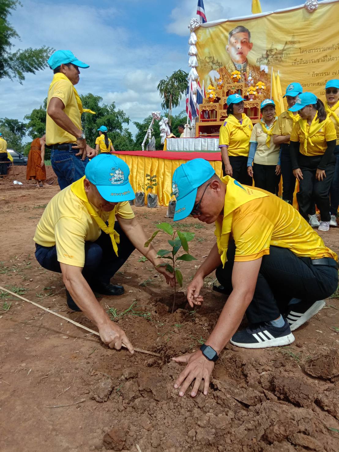 ประมงอำเภอนากลาง ร่วมโครงการปลูกต้นไม้เฉลิมพระเกียรติพระบาทสมเด็จพระเจ้าอยู่หัว เนื่องในโอกาสพระราชพิธีมหามงคลเฉลิมพระชนมพรรษา 6 รอบ 72 พรรษา 28 กรกฏาคม 2567”..คลิก