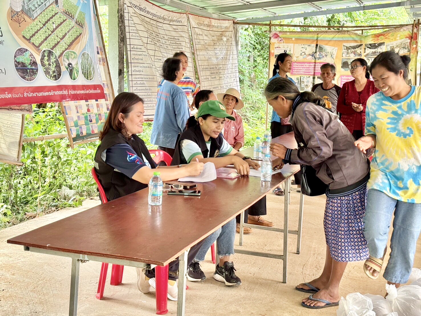 มอบพันธุ์สัตว์น้ำจืด (ปลาตะเพียนขาว) จำนวน 35 ราย ตามโครงการระบบส่งเสริมเกษตรแบบแปลงใหญ่ (สัตว์น้ำจืด)