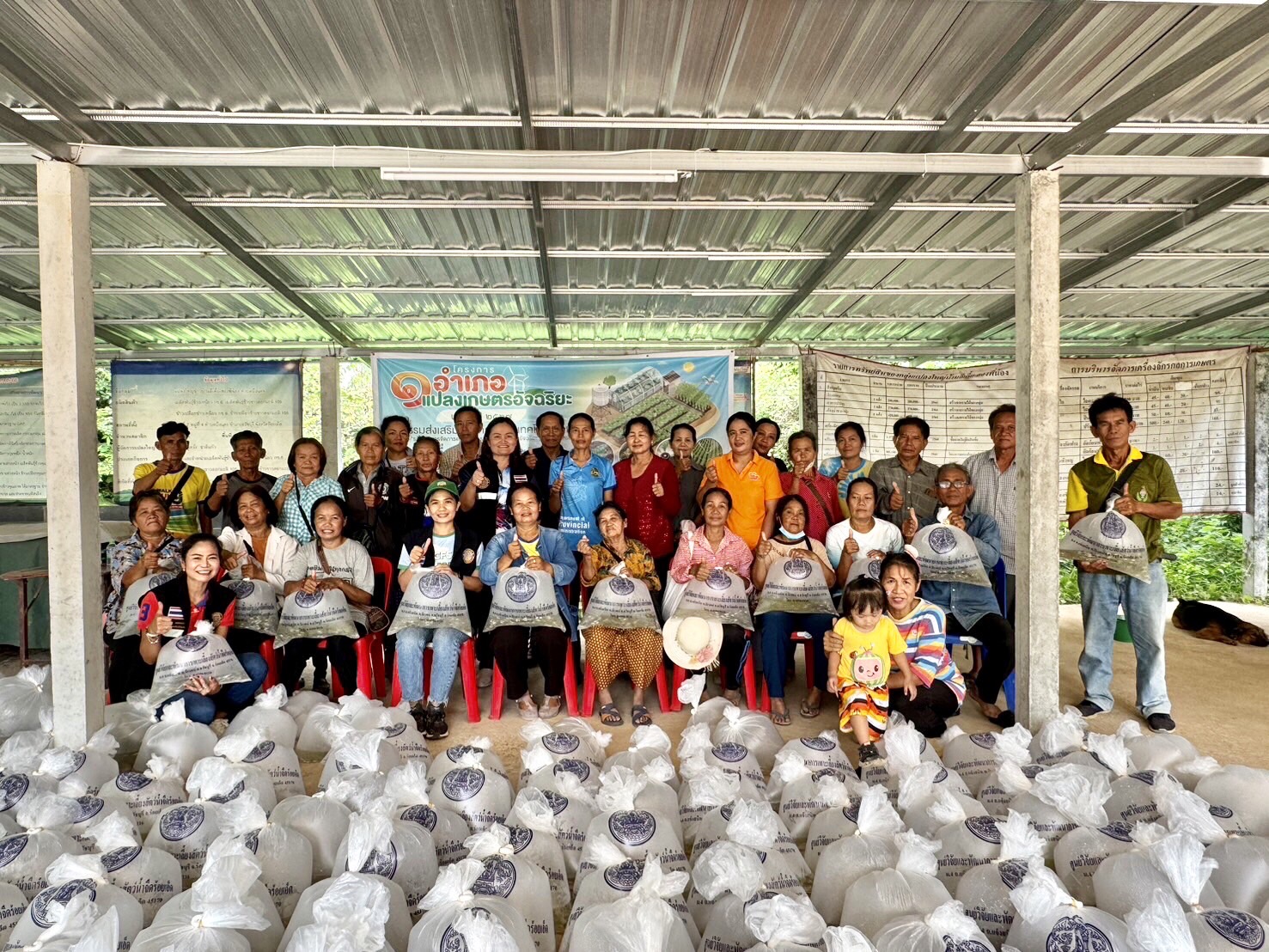 มอบพันธุ์สัตว์น้ำจืด (ปลาตะเพียนขาว) จำนวน 35 ราย ตามโครงการระบบส่งเสริมเกษตรแบบแปลงใหญ่ (สัตว์น้ำจืด)..คลิก