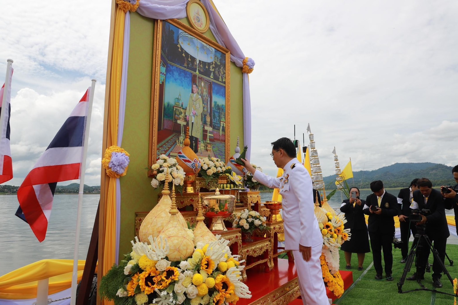 พิธีพลีกรรมตักน้ำจากแหล่งน้ำศักดิ์สิทธิ์ เพื่อเฉลิมพระเกียรติฯ..คลิก