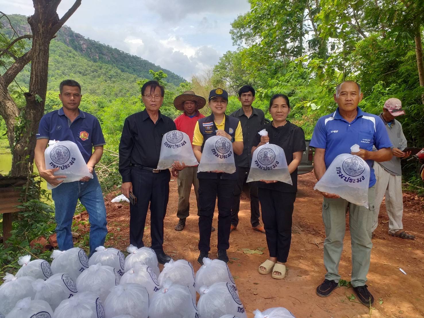 มอบพันธุ์ปลาให้กับผู้นำชุมชนทั้ง 7 หมู่บ้าน เพื่อนำไปปล่อยในแหล่งน้ำสาธารณะในพื้นที่ตำบลปากหมัน อำเภอด่านซ้าย จังหวัดเลย