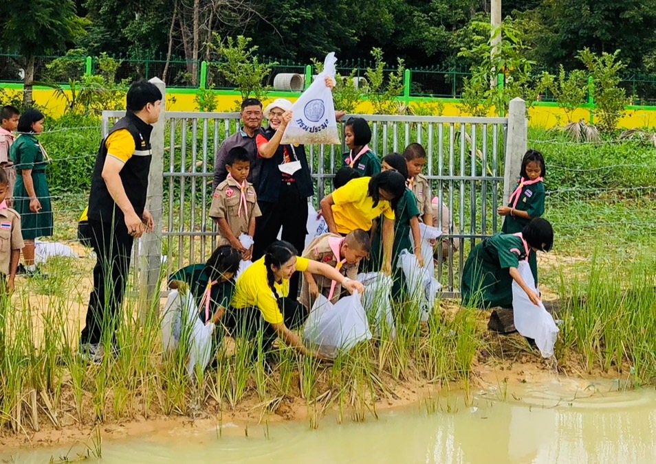 ประมงอุบลฯ ปล่อยพันธุ์สัตว์น้ำในพื้นที่ดำเนินโครงการพัฒนาพื้นที่ต้นแบบ เพื่อพัฒนาคุณภาพชีวิตแบบอารยเกษตร ตามแนวพระราชดำริบ้านวังอ้อ ตำบลหัวดอน อำเภอเขื่องใน จังหวัดอุบลราชธานี..คลิก