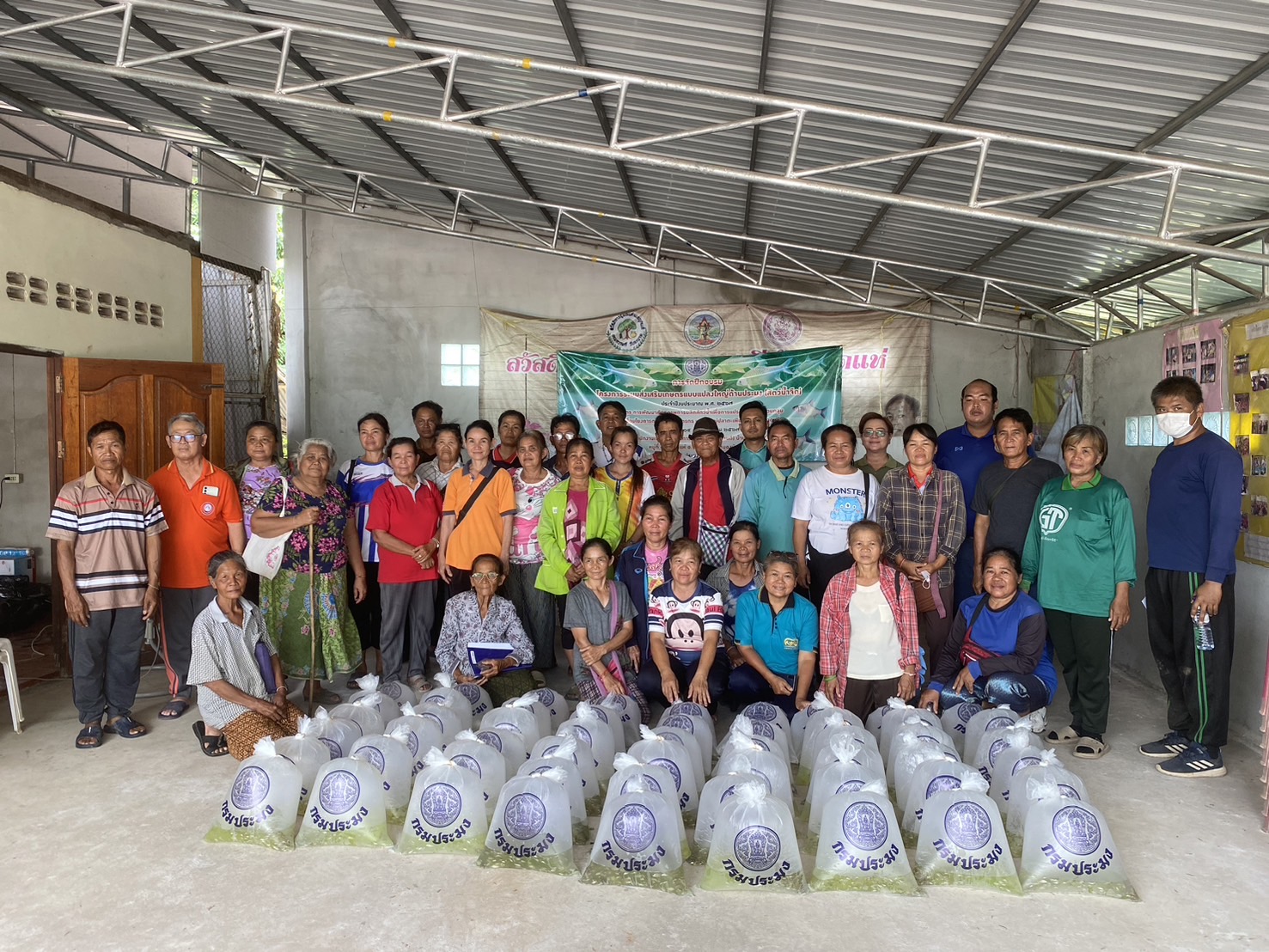 ประมงอำเภอนากลาง ร่วมมอบปัจจัยการผลิต (พันธุ์ปลาตะเพียน) โครงการระบบส่งเสริมเกษตรแบบแปลงใหญ่..คลิก