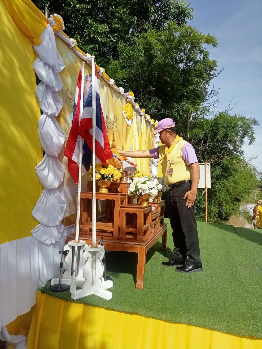 ประมงอำเภอนากลาง ร่วมโครงการรวมพลังจิตอาสา ร่วมพลังปลูกป่าและบำรุงรักษาต้นไม้ เพื่อคืนธรรมชาติให้ความอุดมสมบูรณ์ คืนอากาศสะอาดให้กับประชาชน กิจกรรม 7.2 ล้านต้น พลิกฟื้นป่าเฉลิมพระเกียรติฯ..คลิก